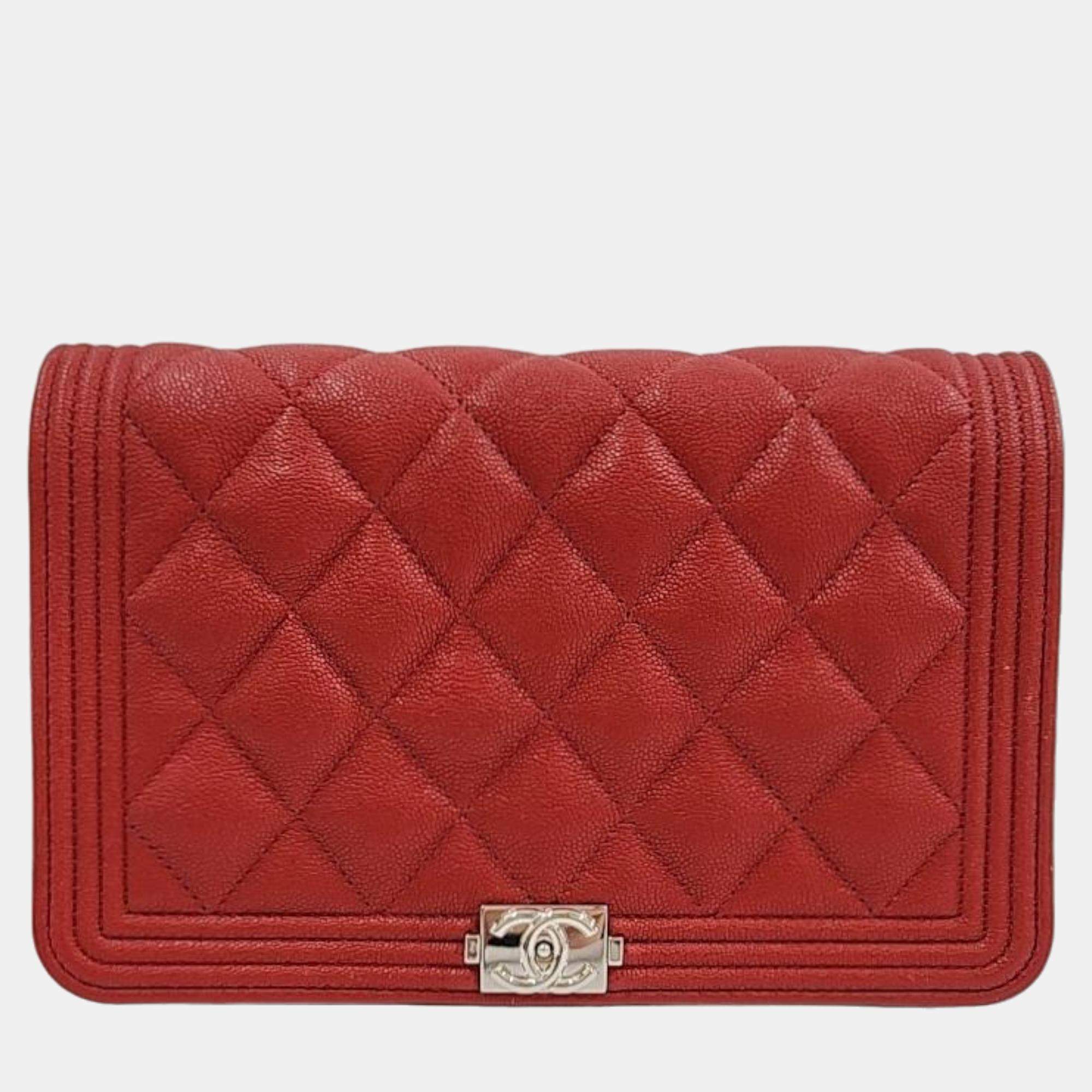 Chanel boy red outlet caviar