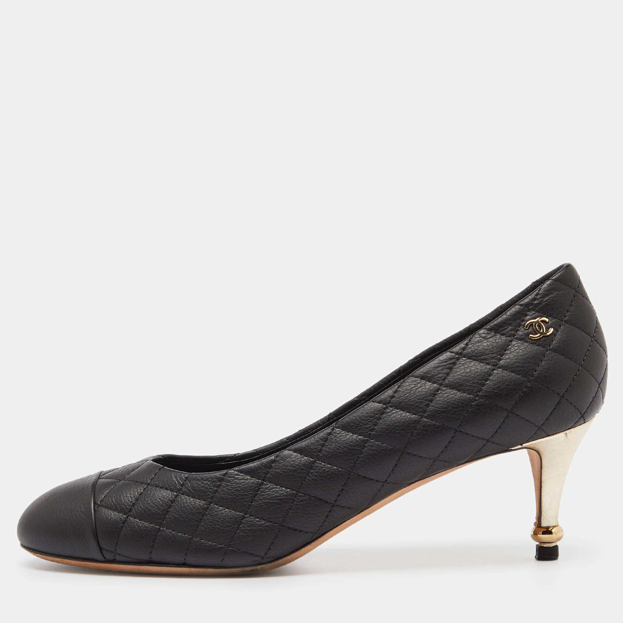 Pre Owned Chanel Black Quilted Leather CC Cap Toe Pumps Size 38.5