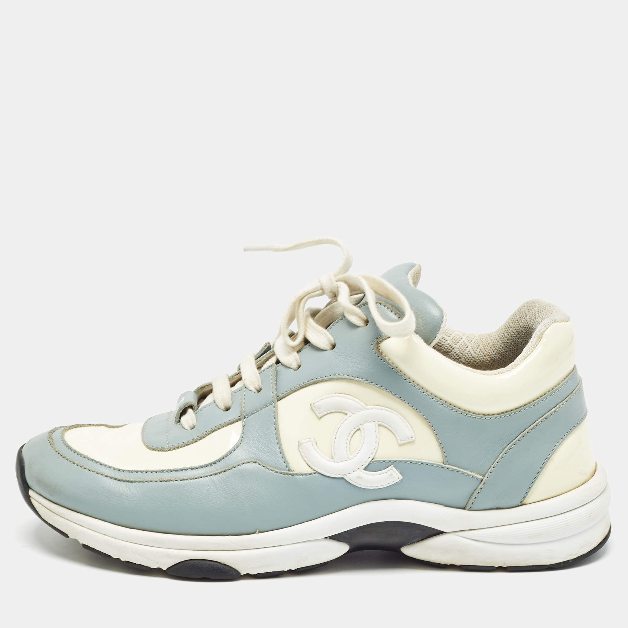 Pre Owned Chanel Blue/White Patent and Leather CC Low Top Sneakers Size 39.5