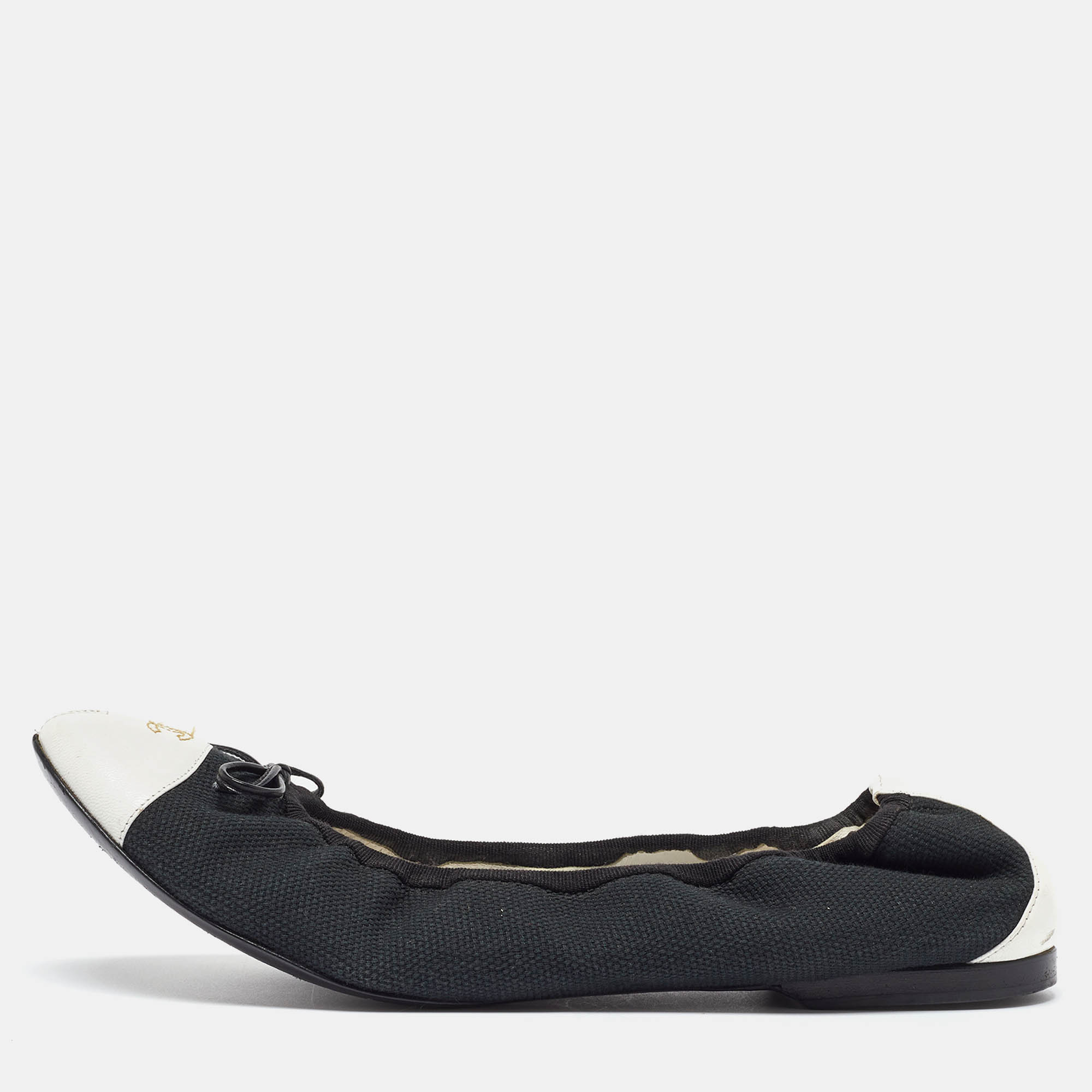 Pre Owned Chanel Black/White Canvas and Leather Bow CC Cap Toe Ballet Size 42