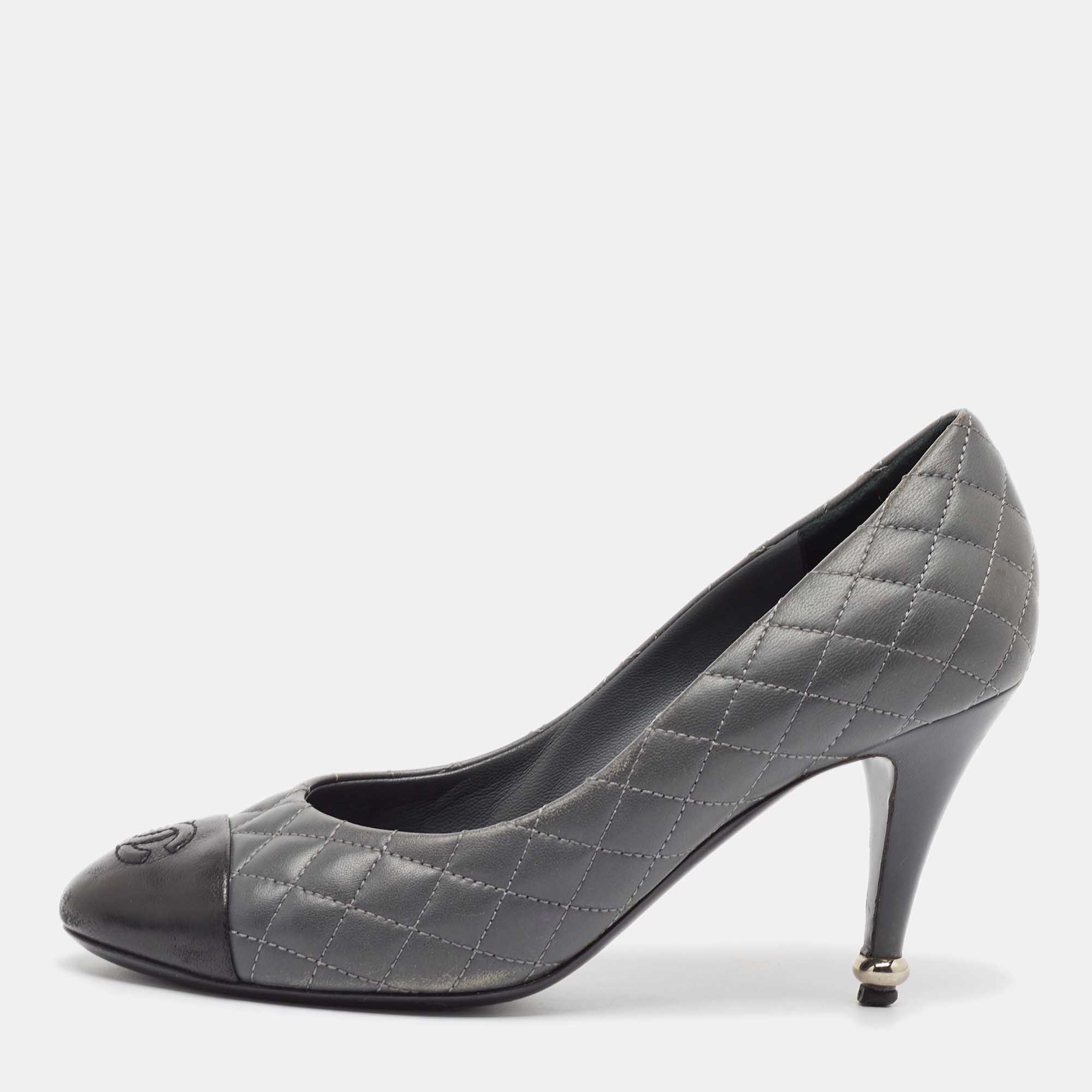 Pre Owned Chanel Grey/Black Quilted Leather CC Cap Toe Pumps Size 38