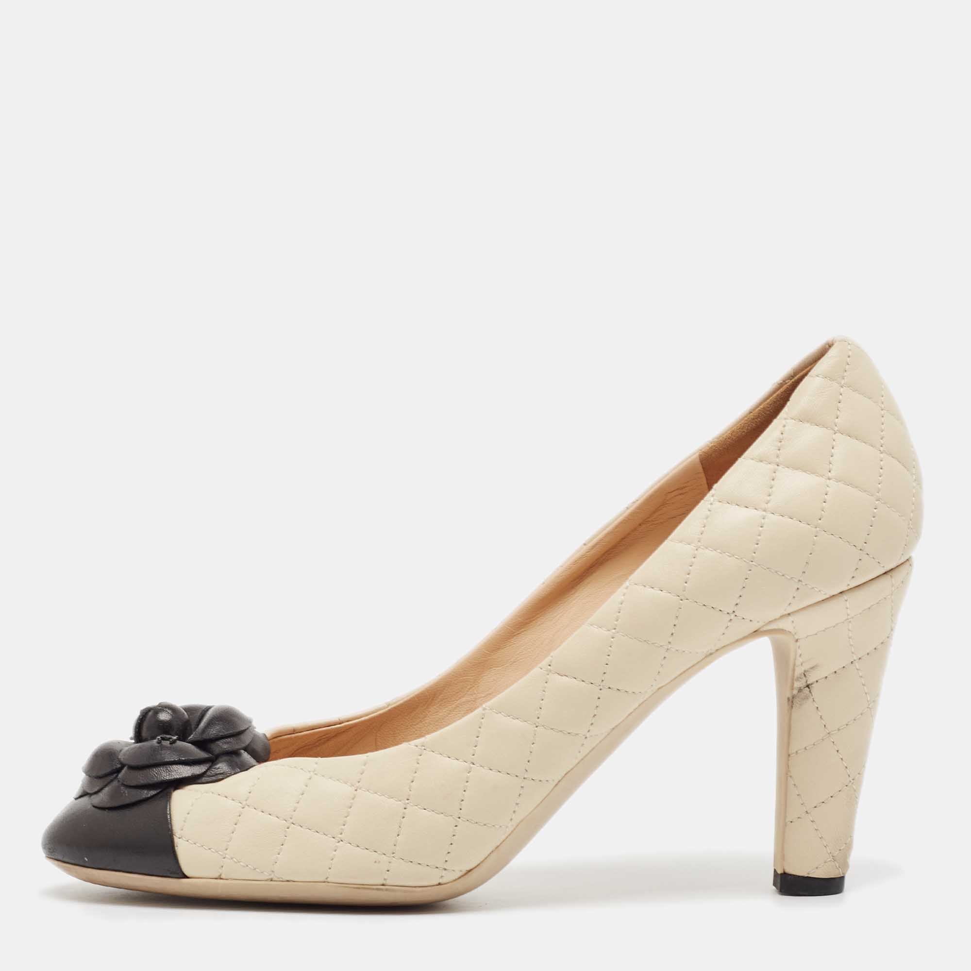 Pre Owned Chanel Cream/Black Leather Flower Pumps Size 40