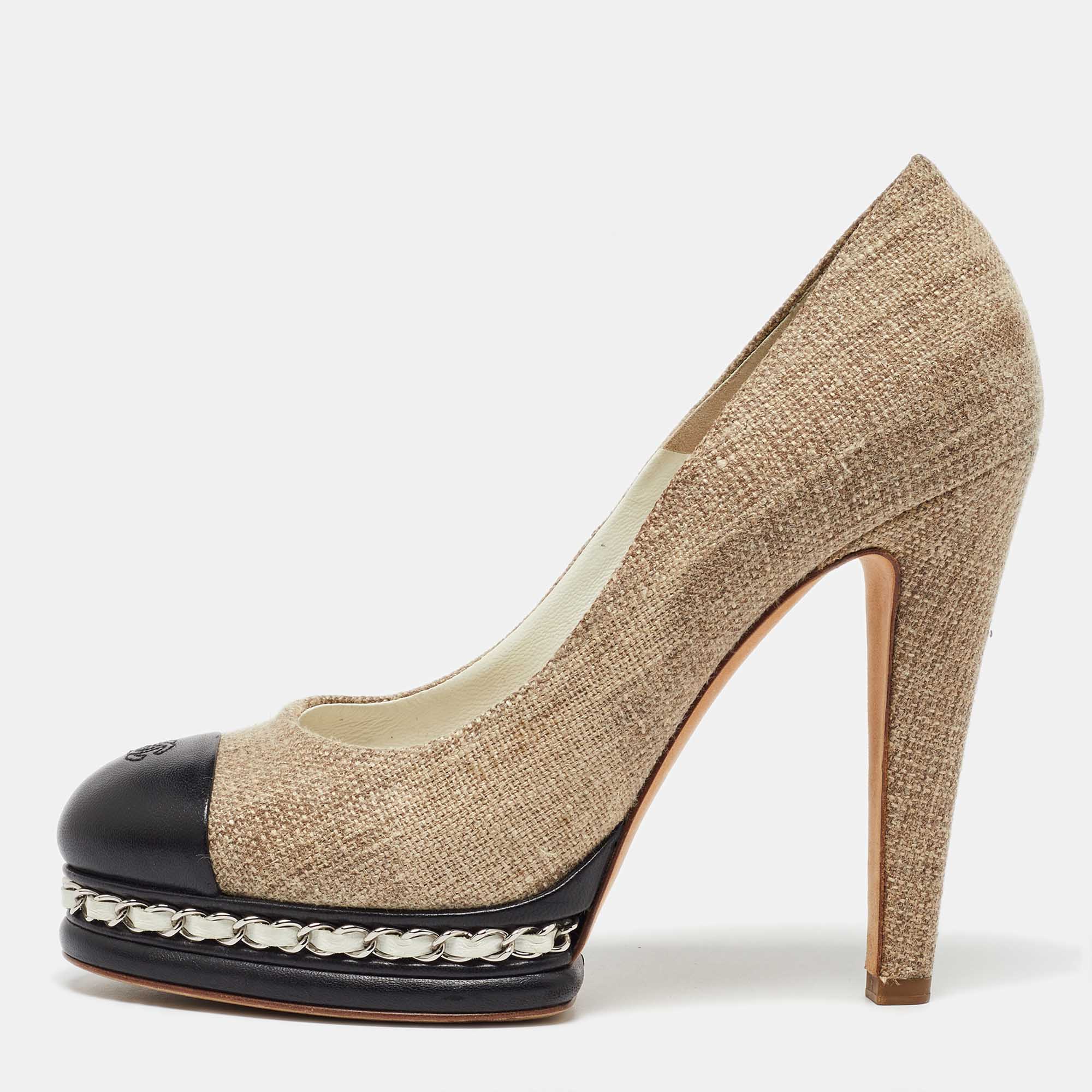 Pre Owned Chanel Beige/Black Fabric and Leather CC Cap Toe Platform Pumps Size 39