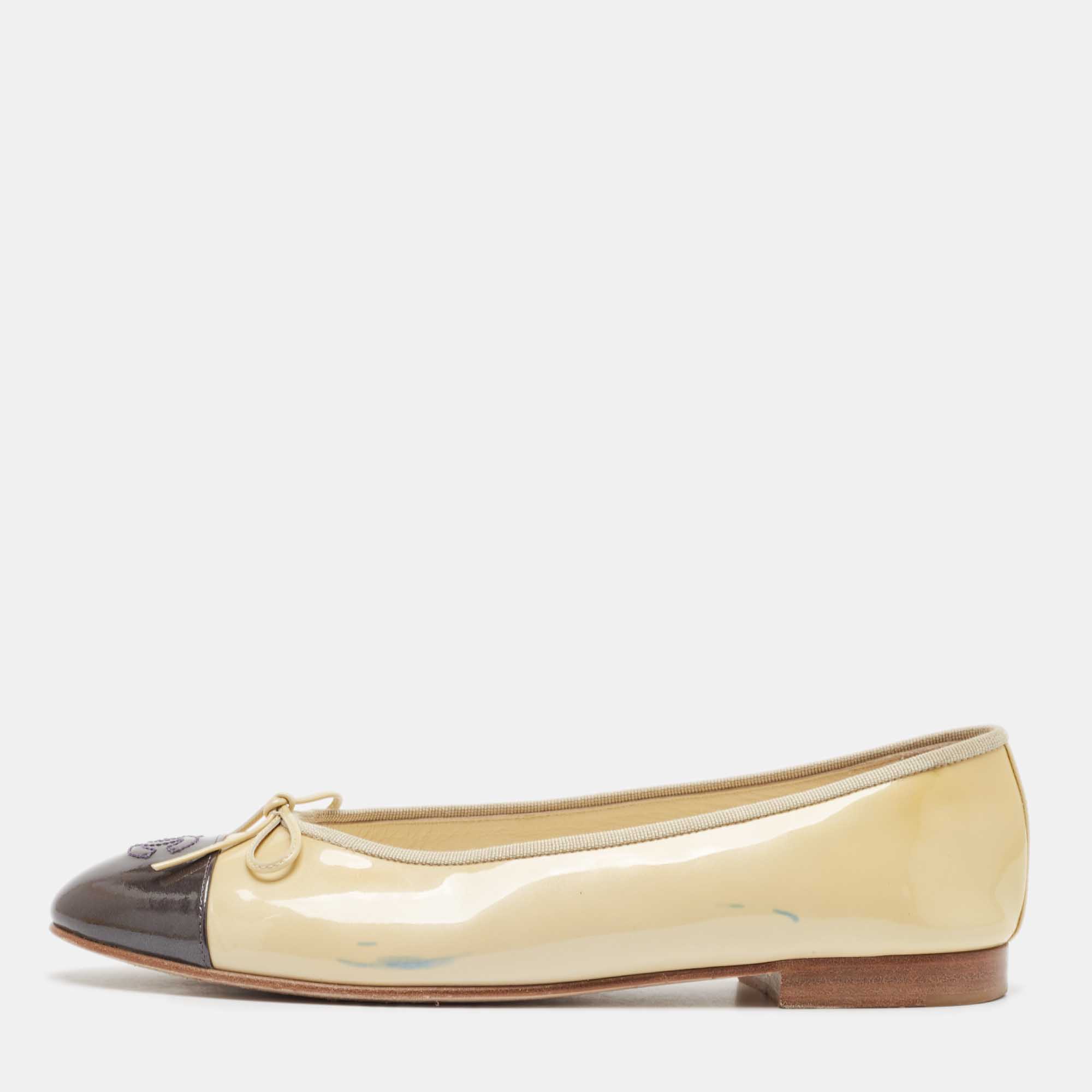 Chanel Beige/Black Patent Leather CC Ballet Flats Size 42