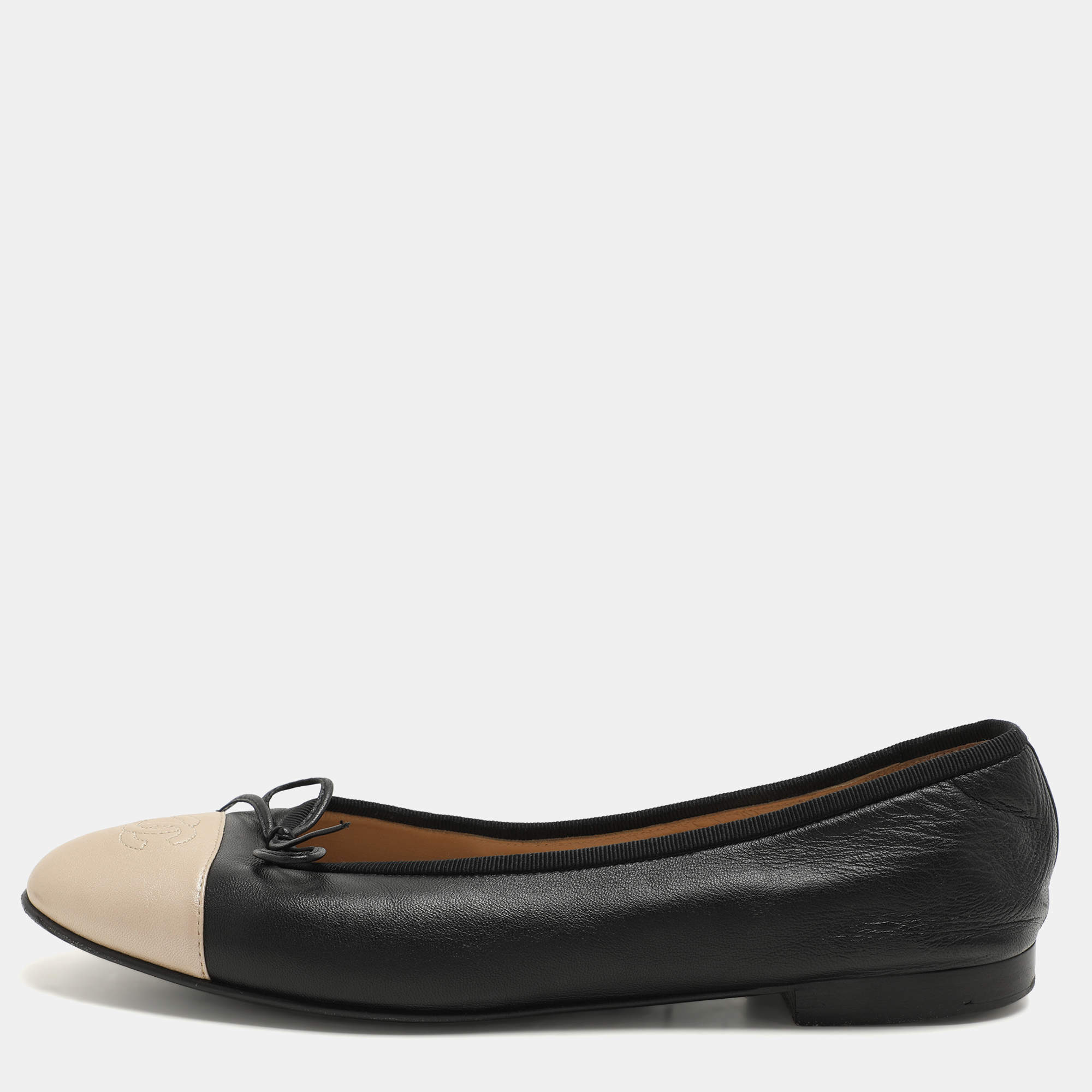 Pre Owned Chanel Black/Beige Leather CC Ballet Flats Size 40.5