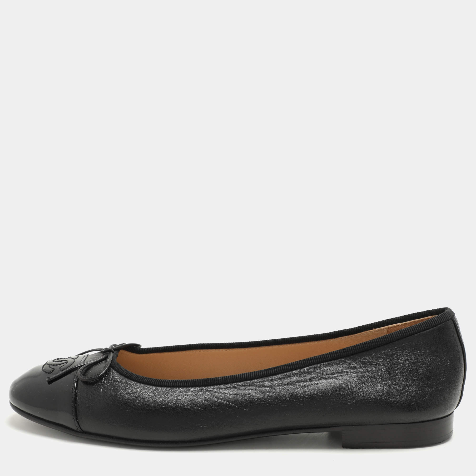 Pre Owned Chanel Black Leather and Patent Leather CC Ballet Flats Size 40.5