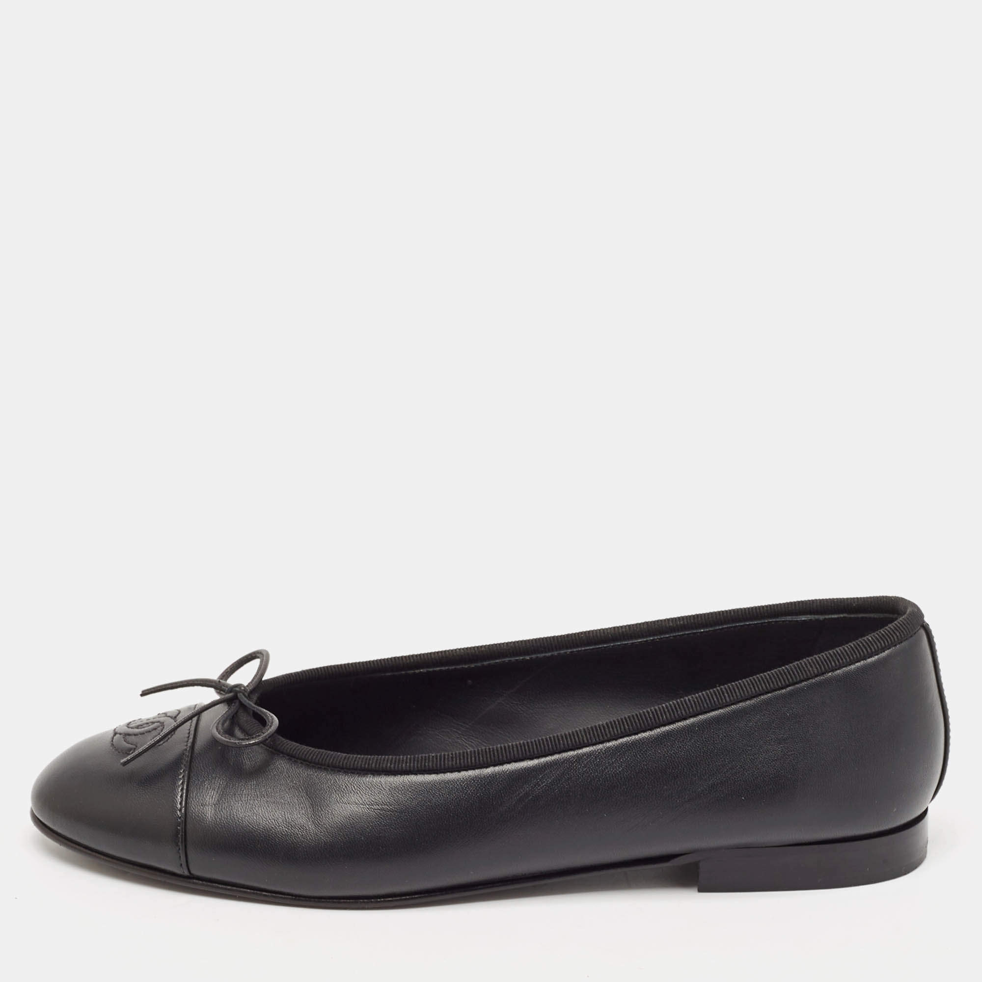 مملوكة مسبقًا Chanel Black Leather CC Cap Toe Bow Ballet Flats Size 39.5