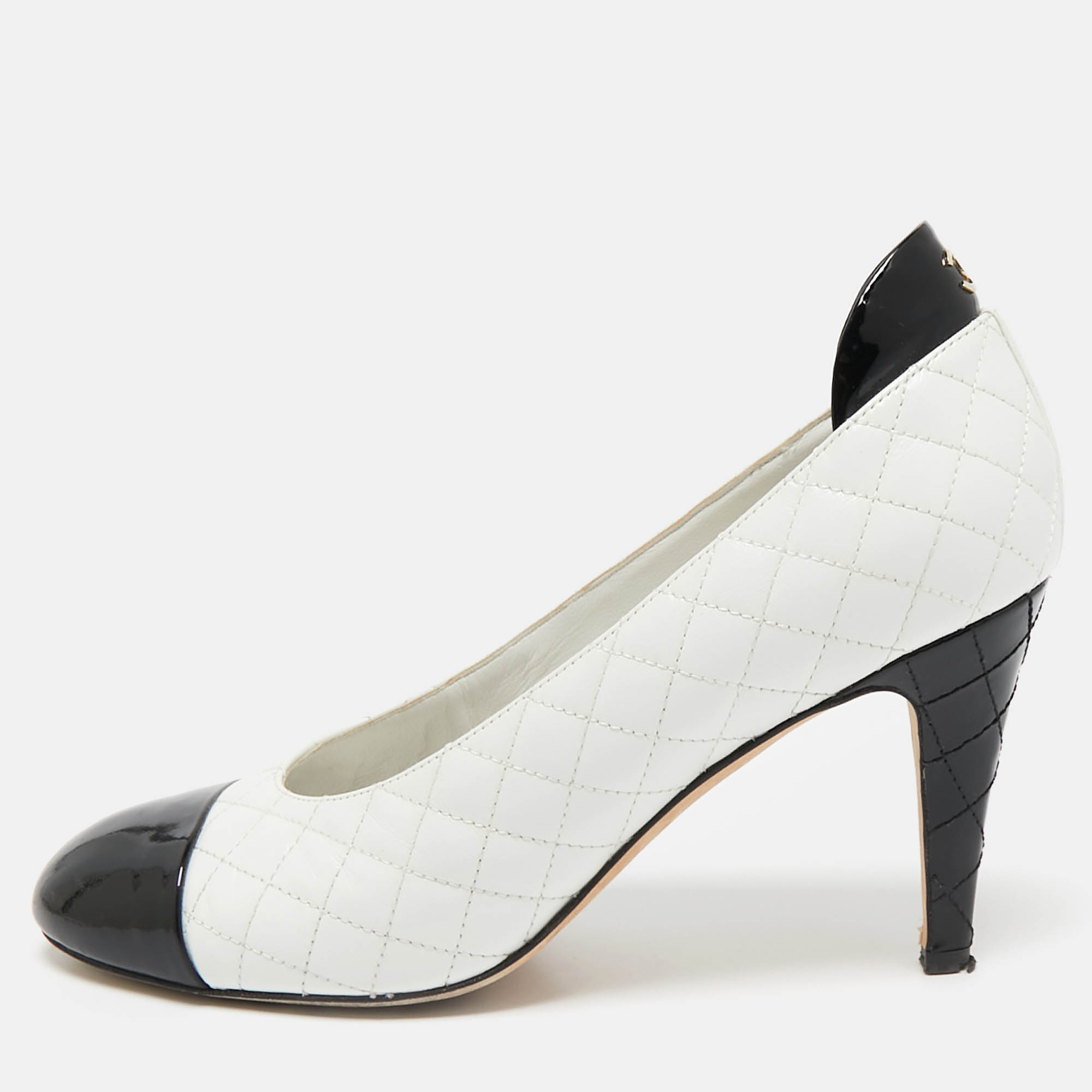 Pre Owned Chanel White/Black Quilted Leather and Patent Cap Toe CC Pumps Size 38.5