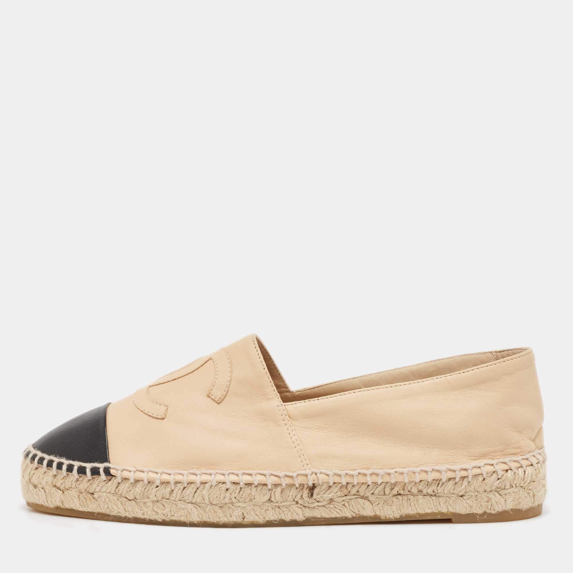 مملوكة مسبقًا Chanel Beige/Black Leather CC Cap Toe Espadrille Flats Size 39