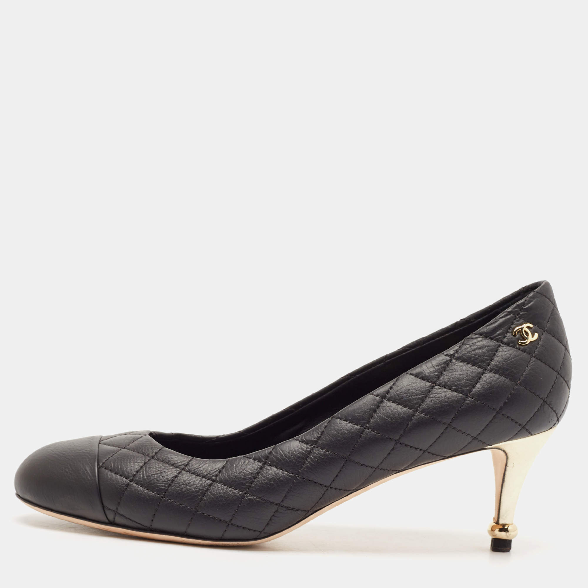 مملوكة مسبقًا Chanel Black Quilted Leather CC Cap Toe Pumps Size 38