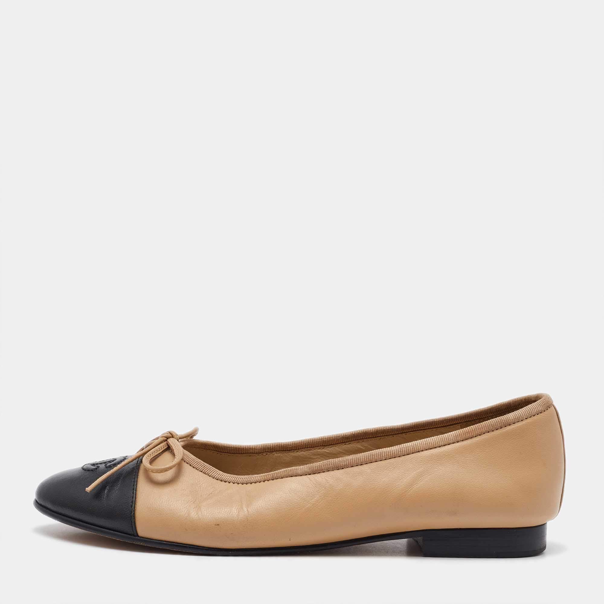 Pre Owned Chanel Beige/Black Leather CC Bow Cap Toe Ballet Flats Size 37