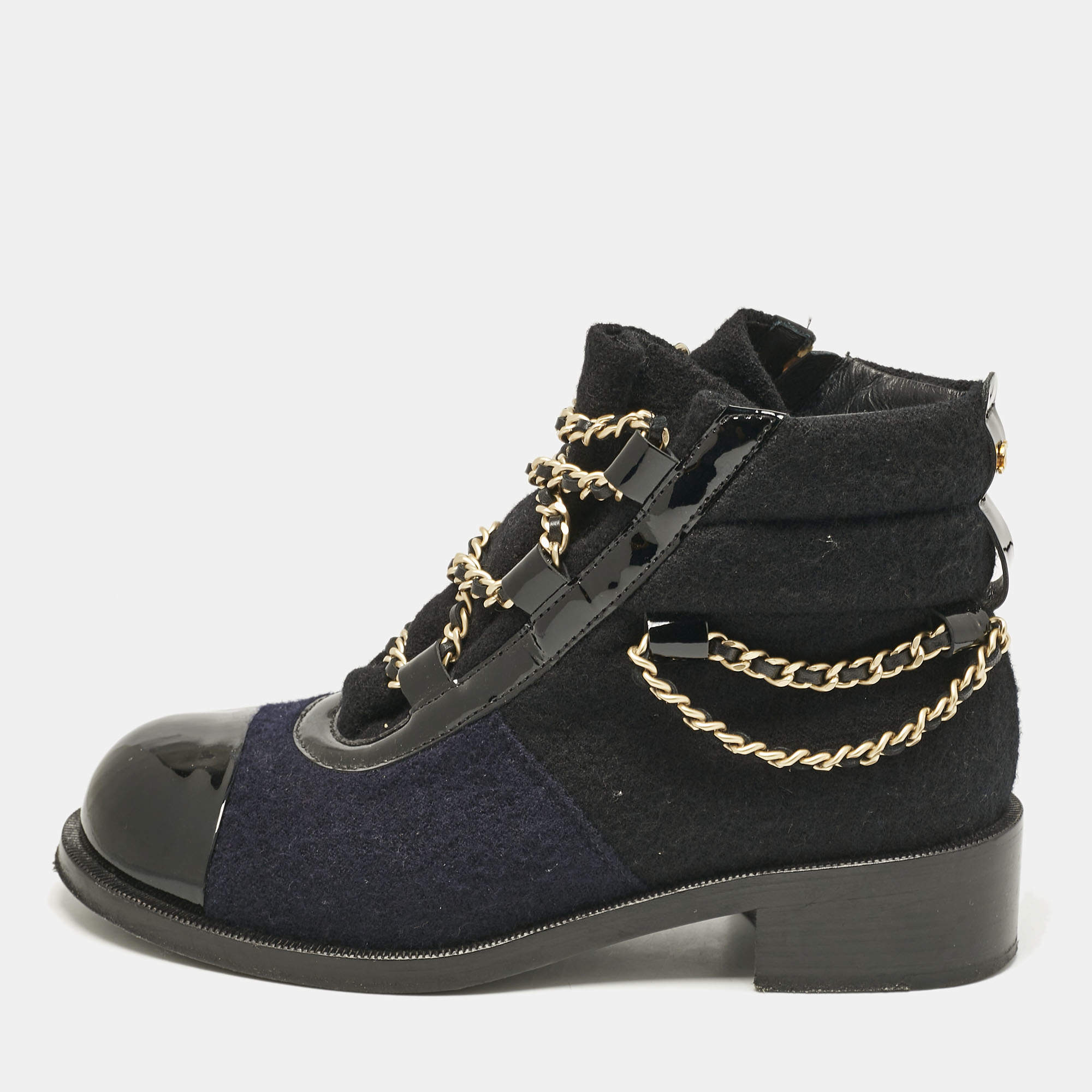 Pre Owned حذاء بوت للكاحل شانيل كومبات زخرفة لؤلؤ غطاء مقدمة سى سى جلد لامع وتويد متعدد الألوان مقاس 40