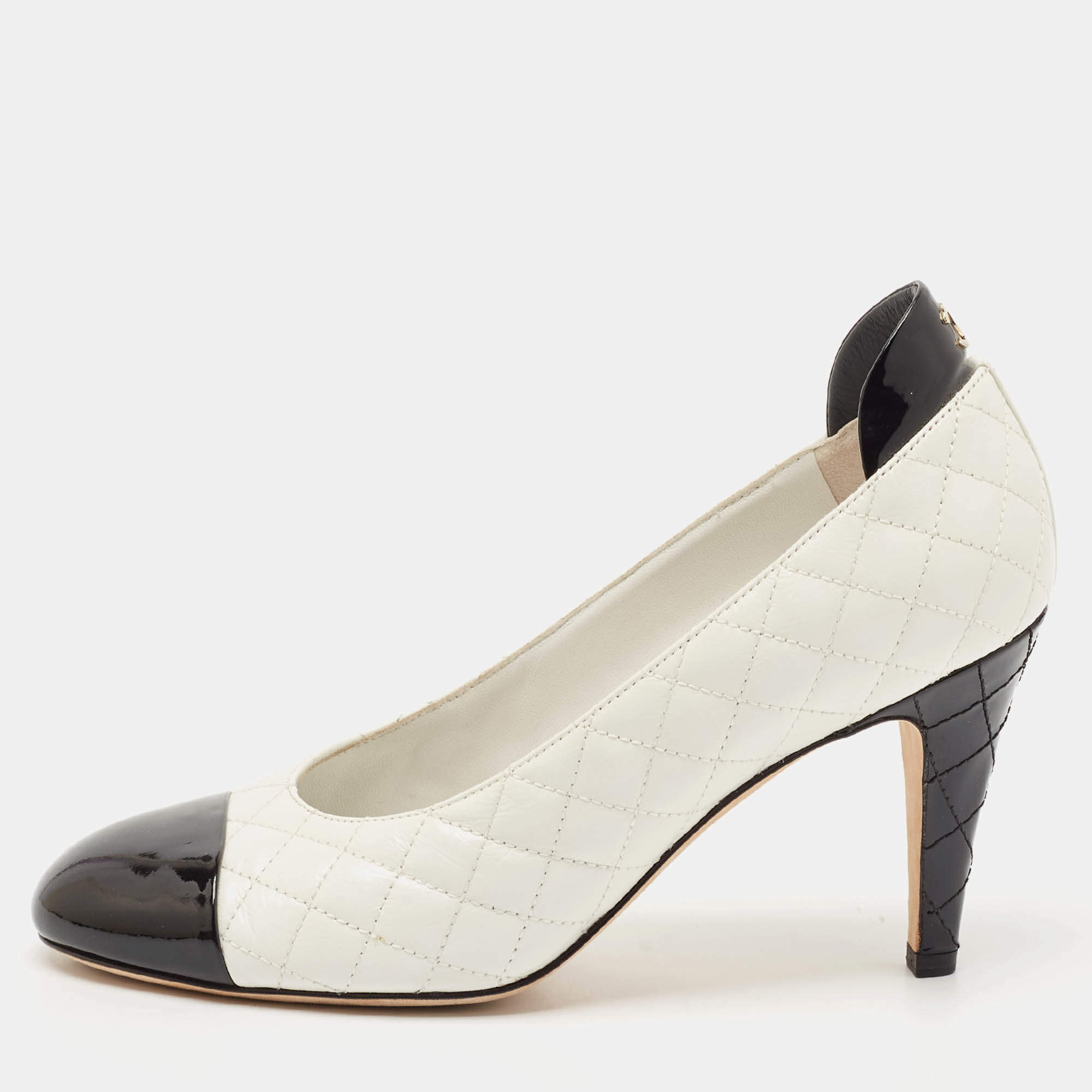 مملوكة مسبقًا Chanel White/Black Quilted Leather and Patent Cap Toe CC Pumps Size 36.5