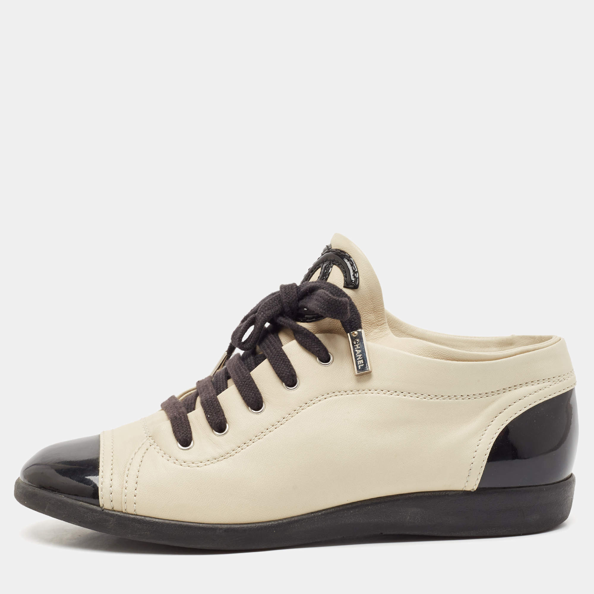 Pre Owned Chanel Black/Cream Leather and Patent Cap Toe Lace Up Sneakers Size 38