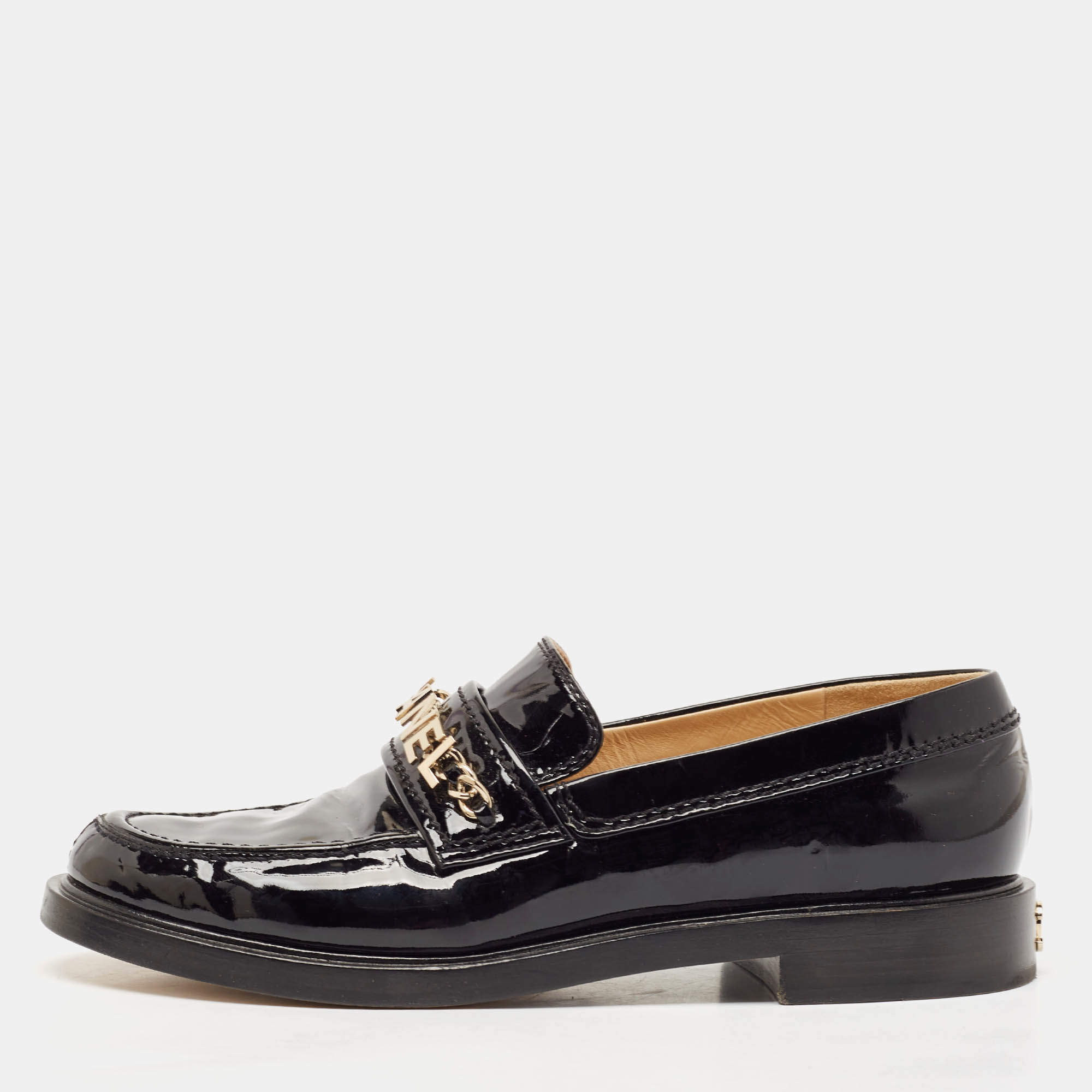 مملوكة مسبقًا Chanel Black Patent Leather CC Slip On Loafers Size 38