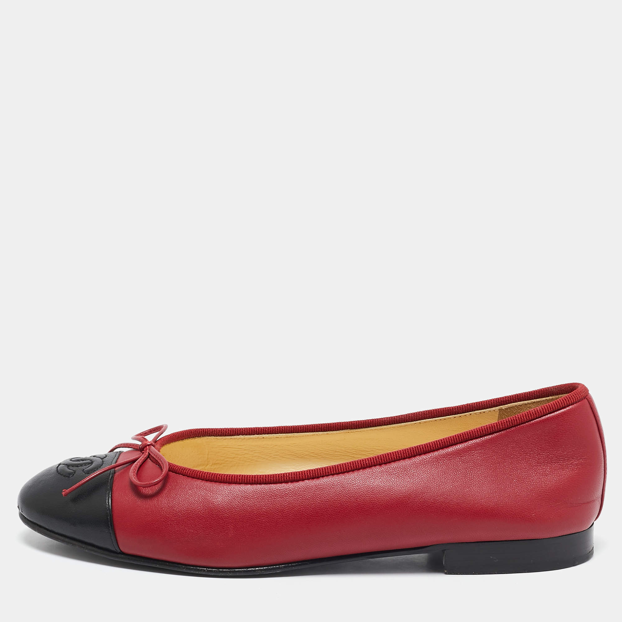 مملوكة مسبقًا Chanel Red/Black Leather CC Cap Toe Bow Ballet Flats Size 36.5