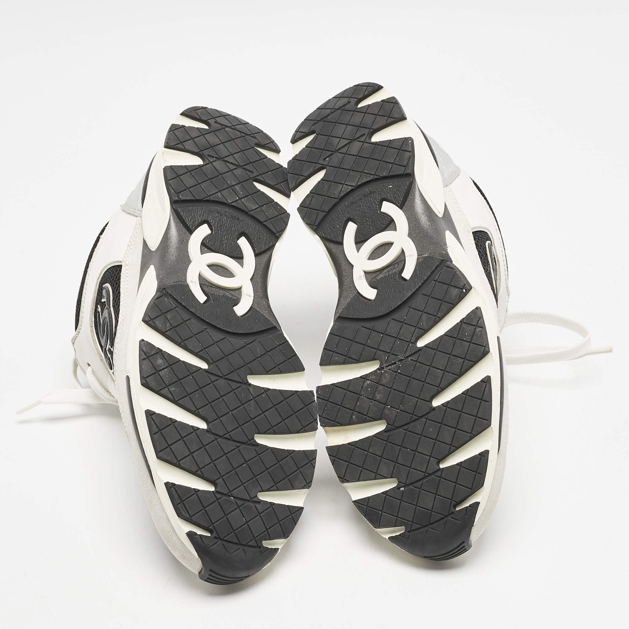 Pre Owned Chanel Black/White Leather and Mesh CC Interlocking Logo Low Top Sneakers Size 37.5