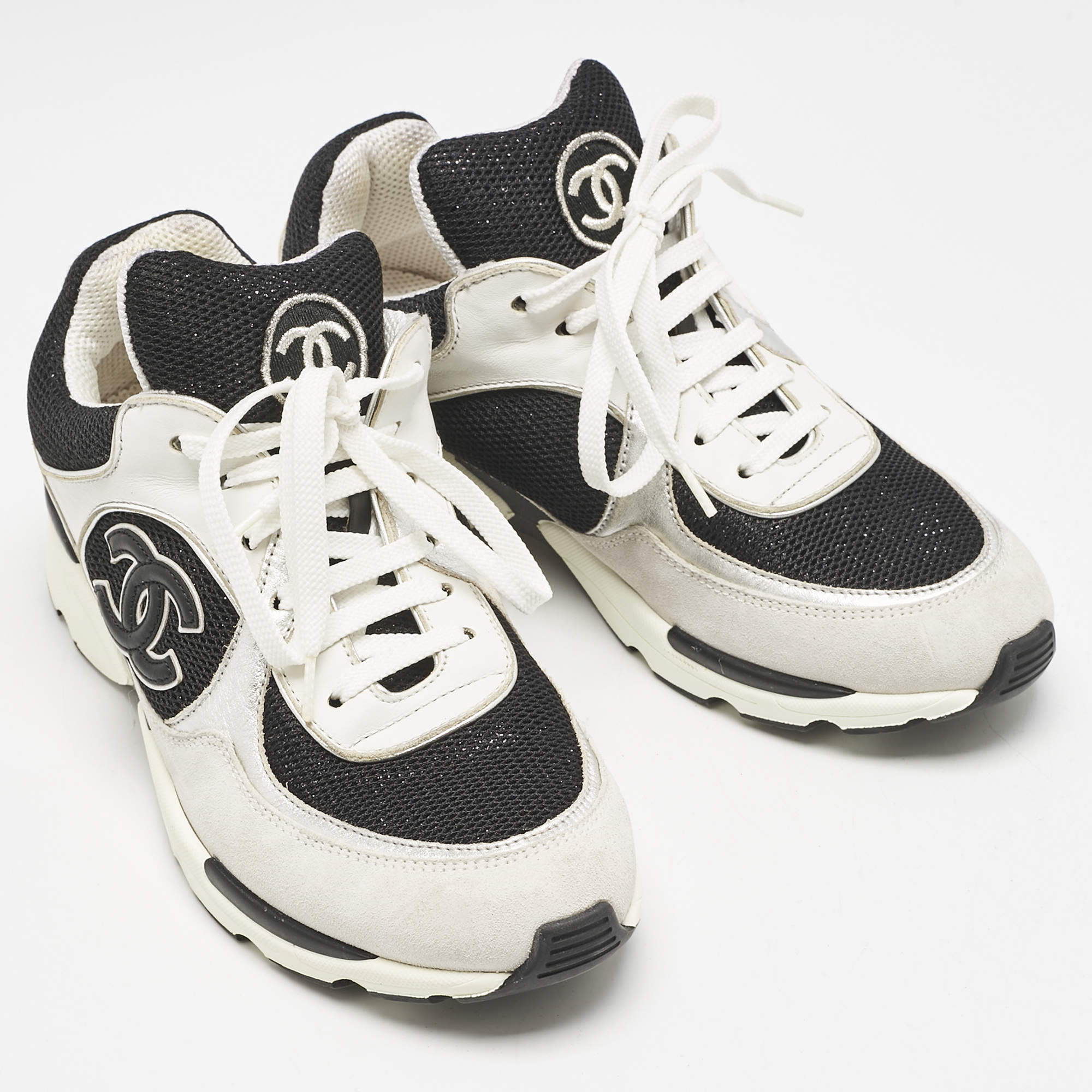 Pre Owned Chanel Black/White Leather and Mesh CC Interlocking Logo Low Top Sneakers Size 37.5