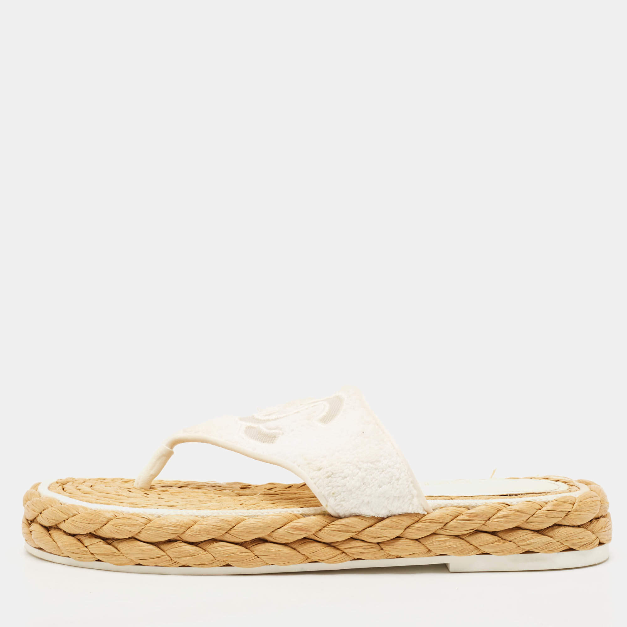 مملوكة مسبقًا Chanel White Fabric CC Thong Sandals Size 37.5