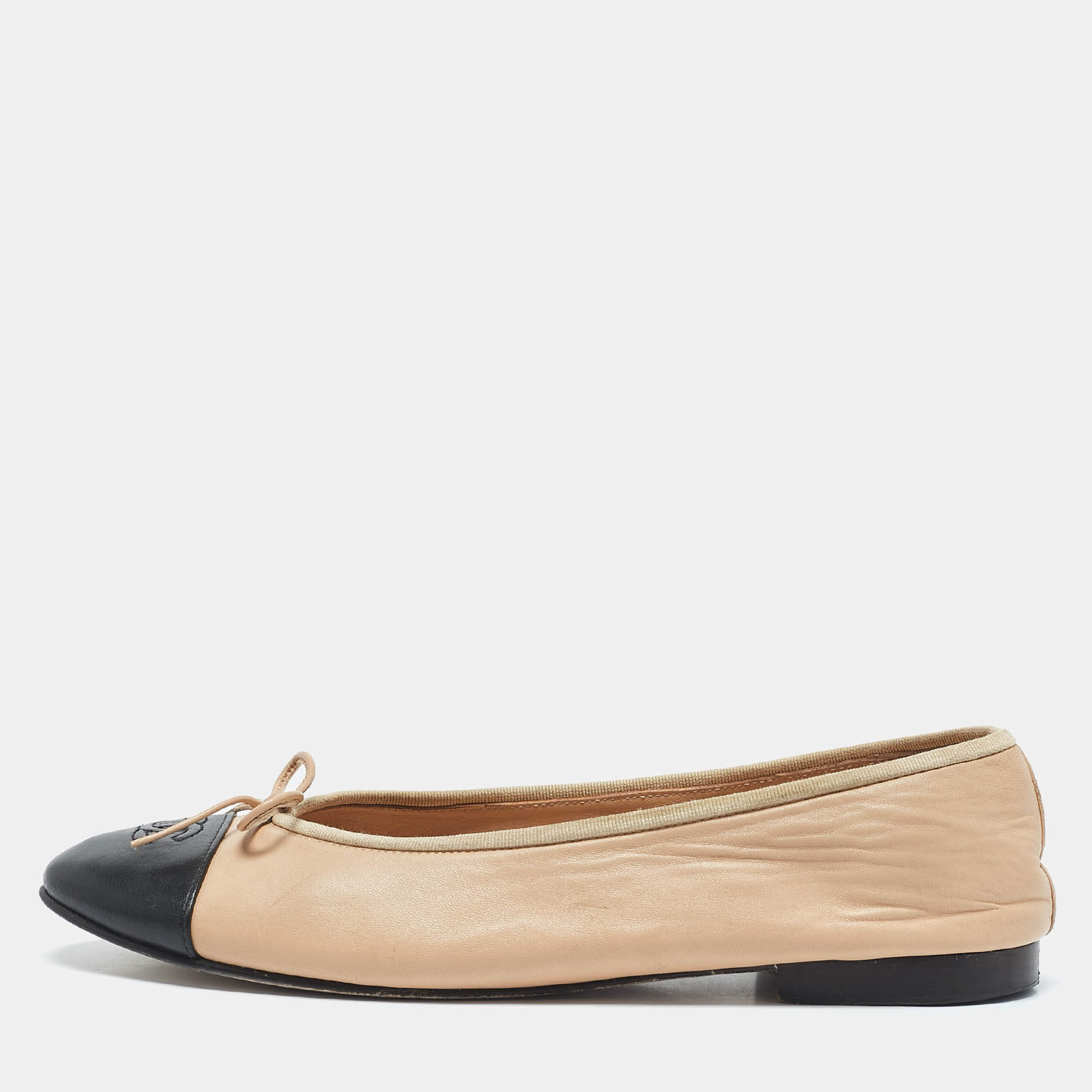 مملوكة مسبقًا Chanel Beige/Black Leather CC Bow Cap Toe Ballet Flats Size 41.5