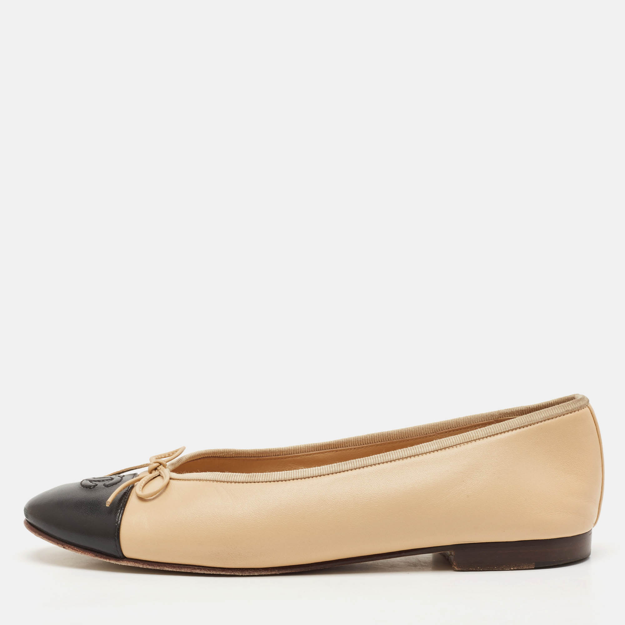 Pre Owned Chanel Beige/Black Leather Bow CC Cap-Toe Ballet Flats Size 41.5
