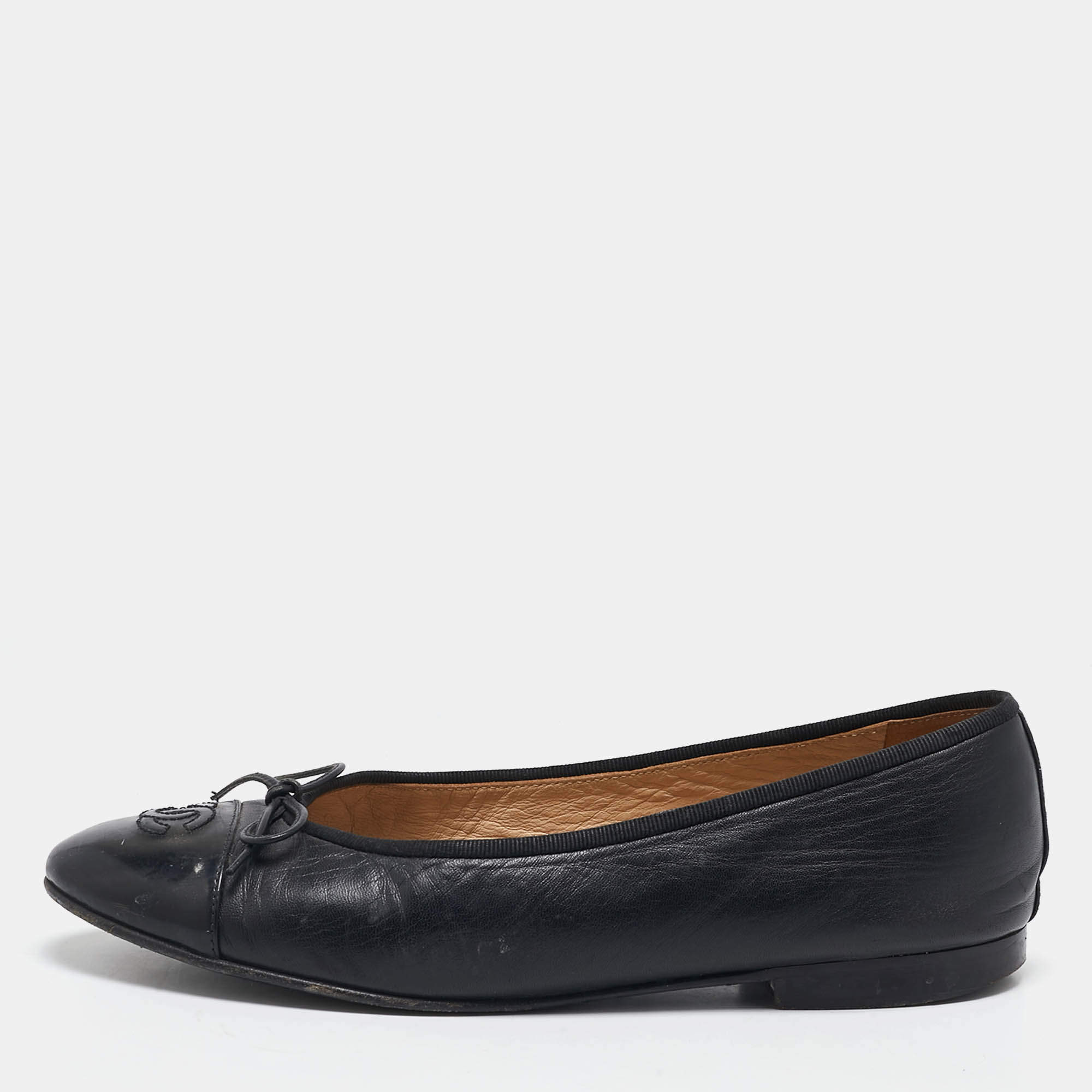 Pre Owned Chanel Black Patent and Leather CC Box Ballet Flats Size 39