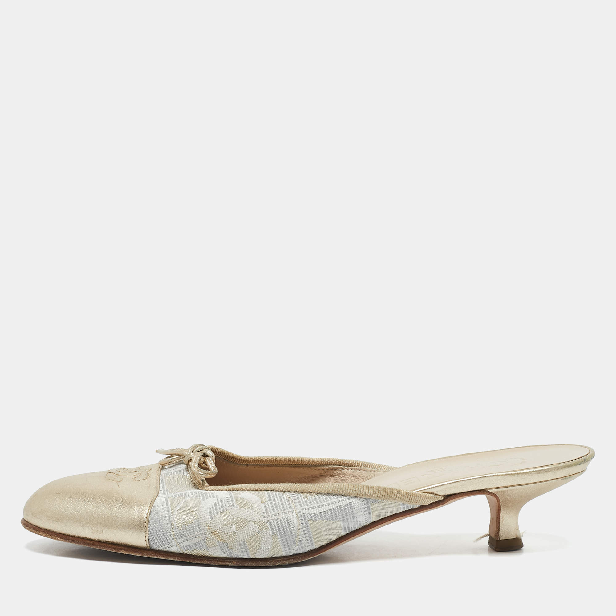 Pre Owned Chanel Gold/White Canvas and Leather CC Cap Toe Mules Size 38.5