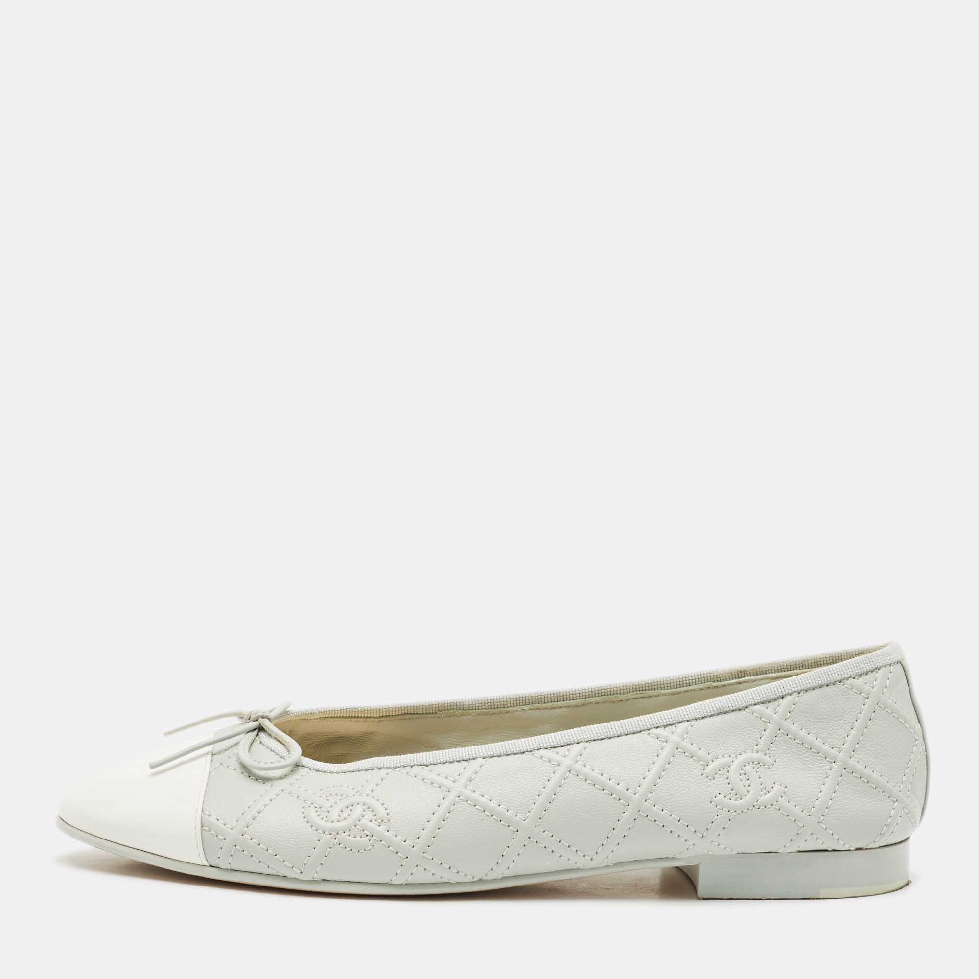 Pre Owned Chanel Grey/White Quilted Caviar Leather CC Ballet Flats Size 40