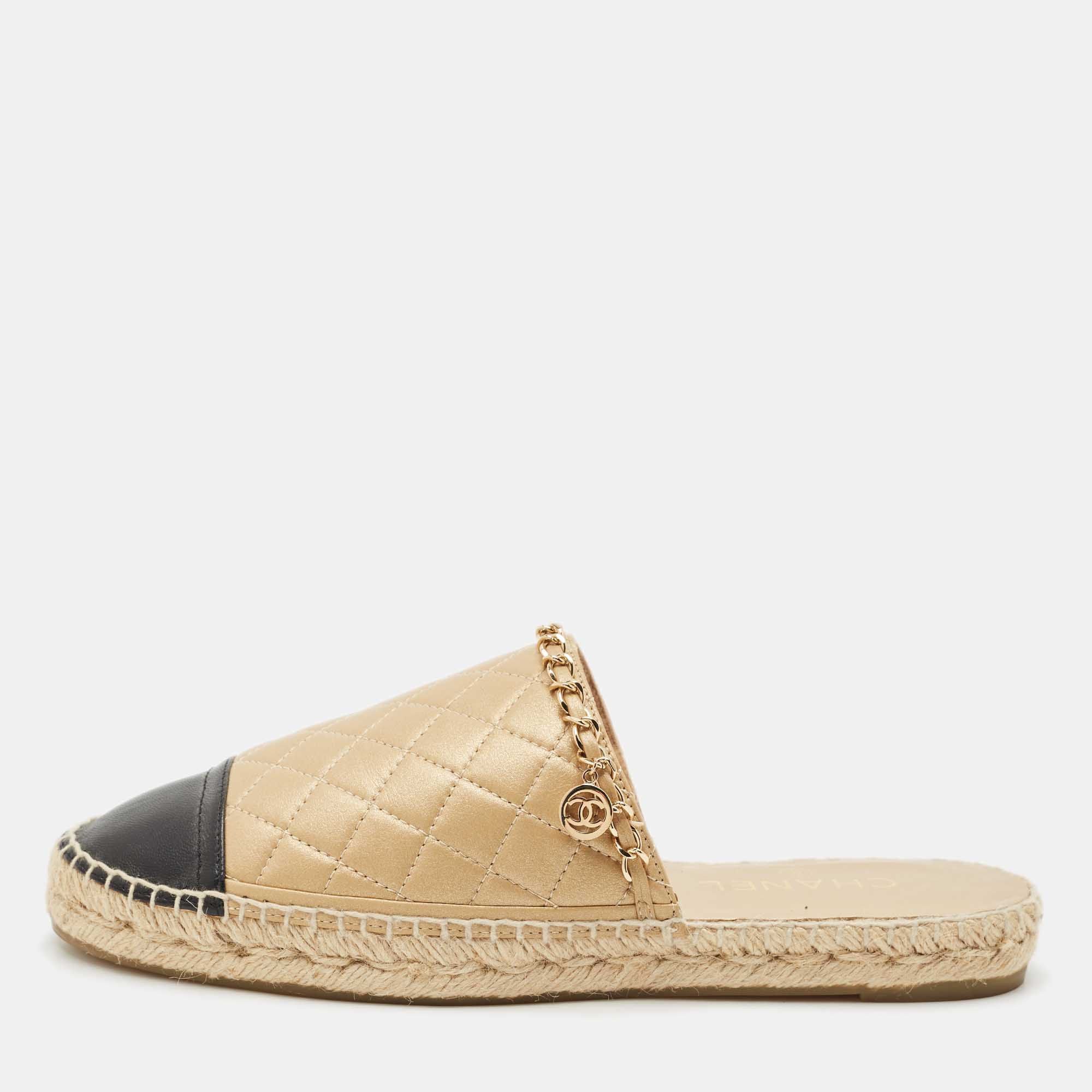 Pre Owned Chanel Metallic Gold/Black Quilted Leather CC Chain Link Espadrille Flat Mules Size 41
