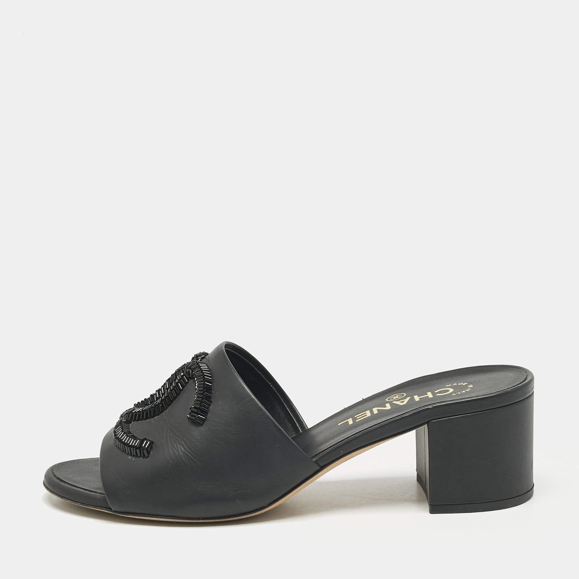 مملوكة مسبقًا Chanel Black Leather CC Slide Sandals Size 37.5