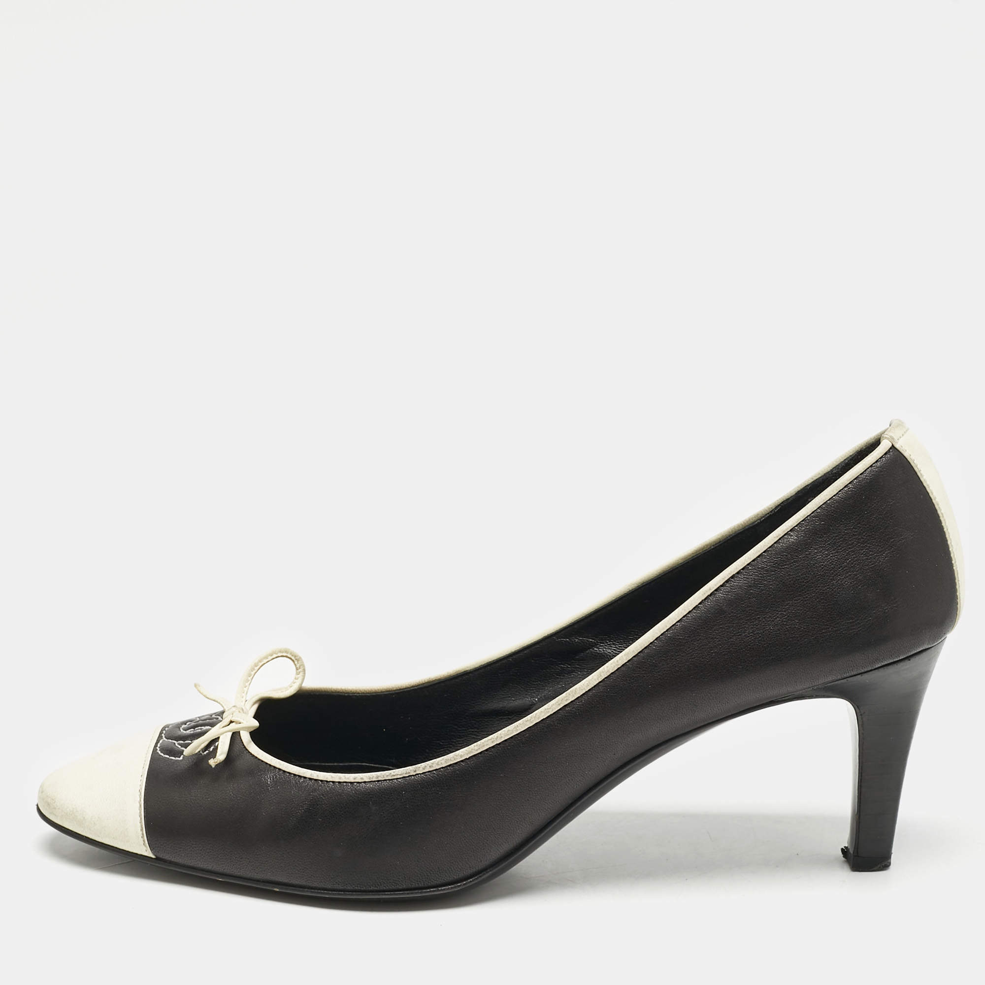 Chanel Black/White Leather Bow CC Cap Toe Pumps Size 37.5