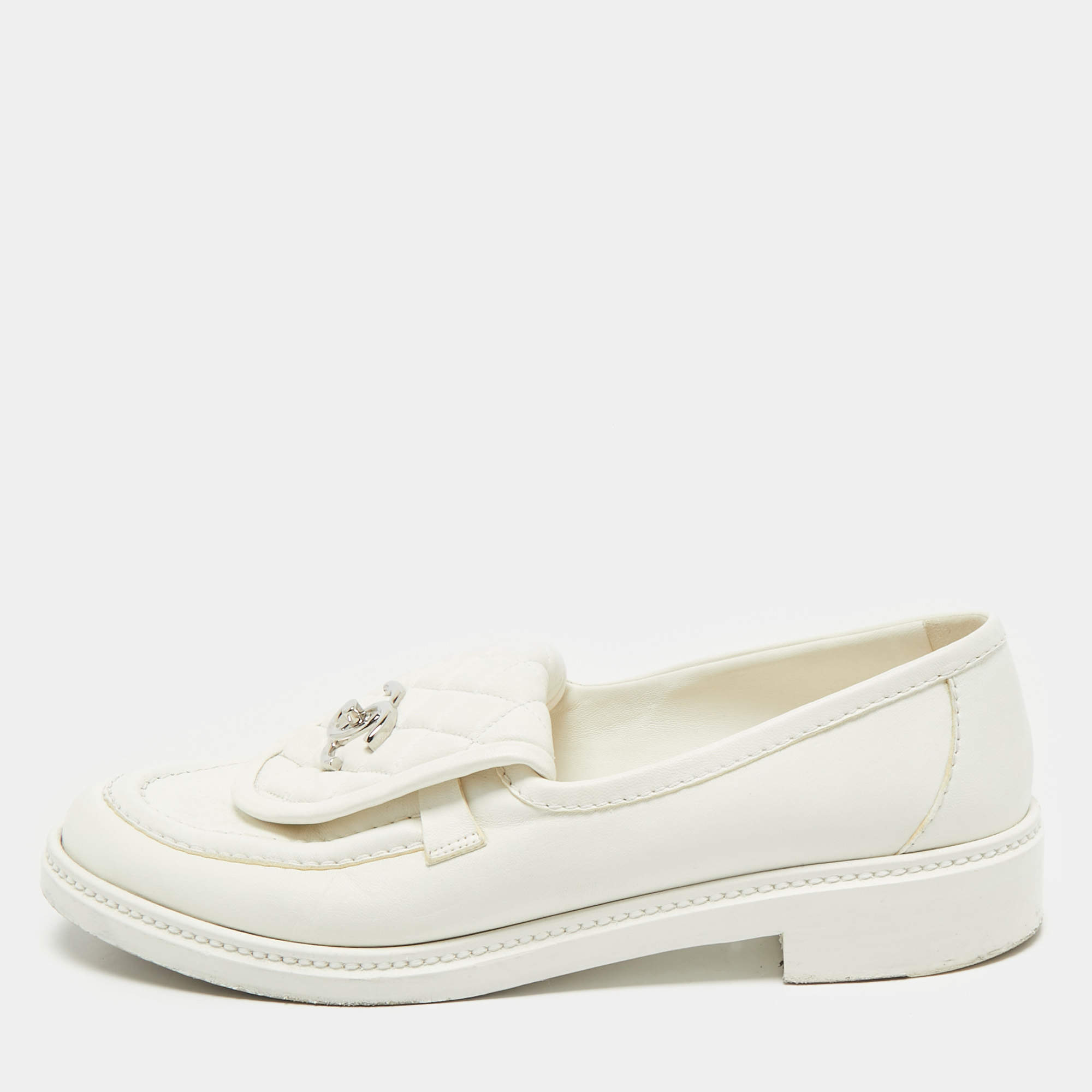مملوكة مسبقًا Chanel White Quilted Leather CC Flap Turnlock Loafers Size 41