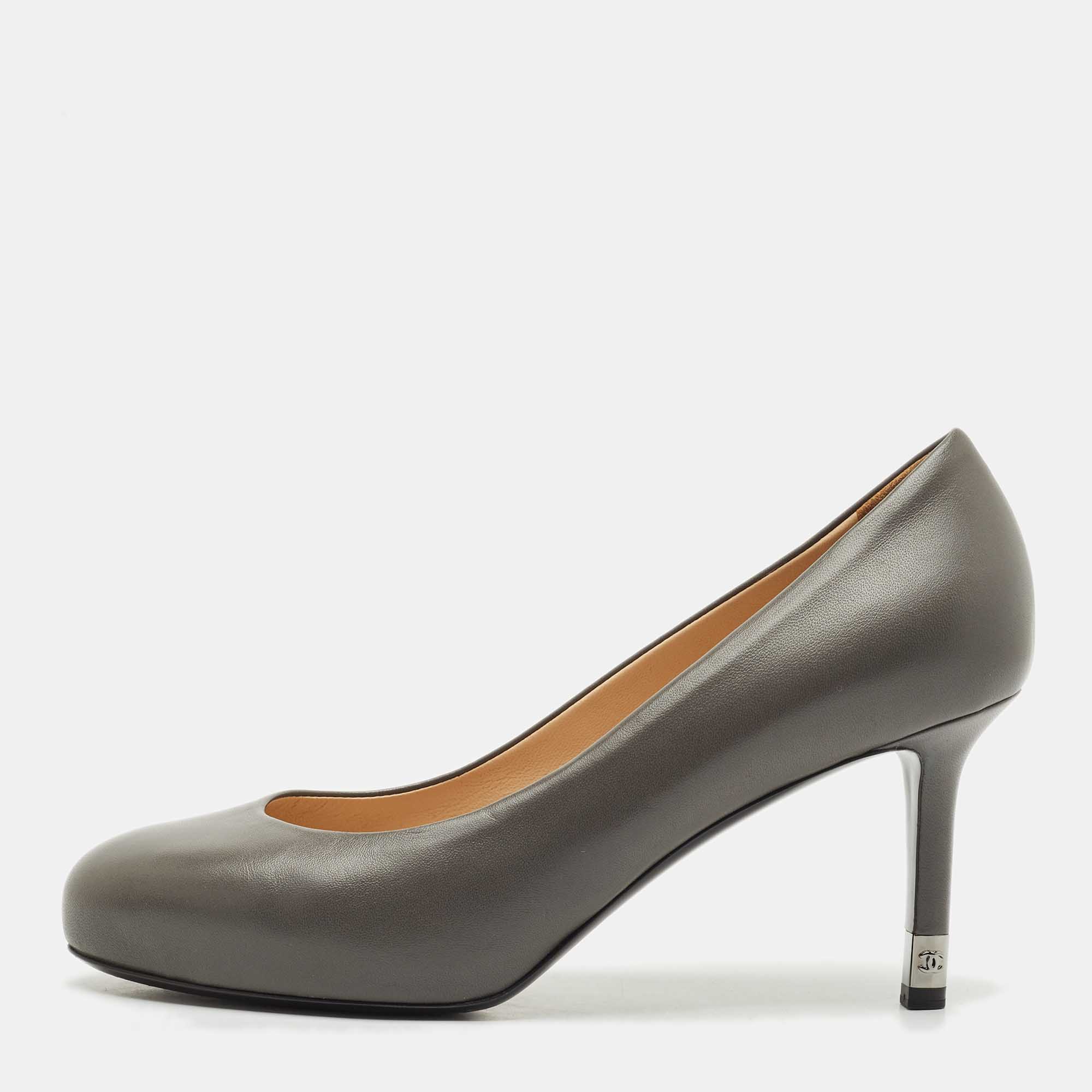 مملوكة مسبقًا Chanel Grey Leather CC Round Toe Pumps Size 37.5