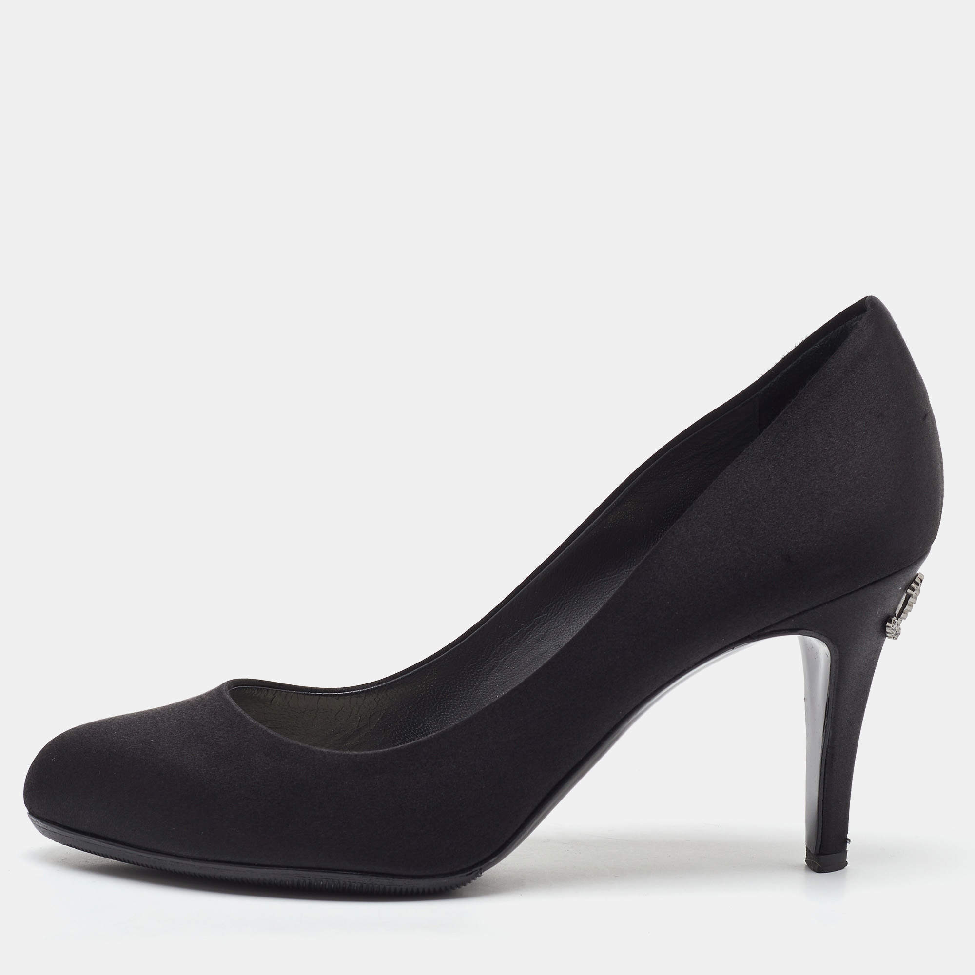 مملوكة مسبقًا حذاء كعب عالي شانيل مقدمة مدورة كعب CC ساتان أسود مقاس 38.5