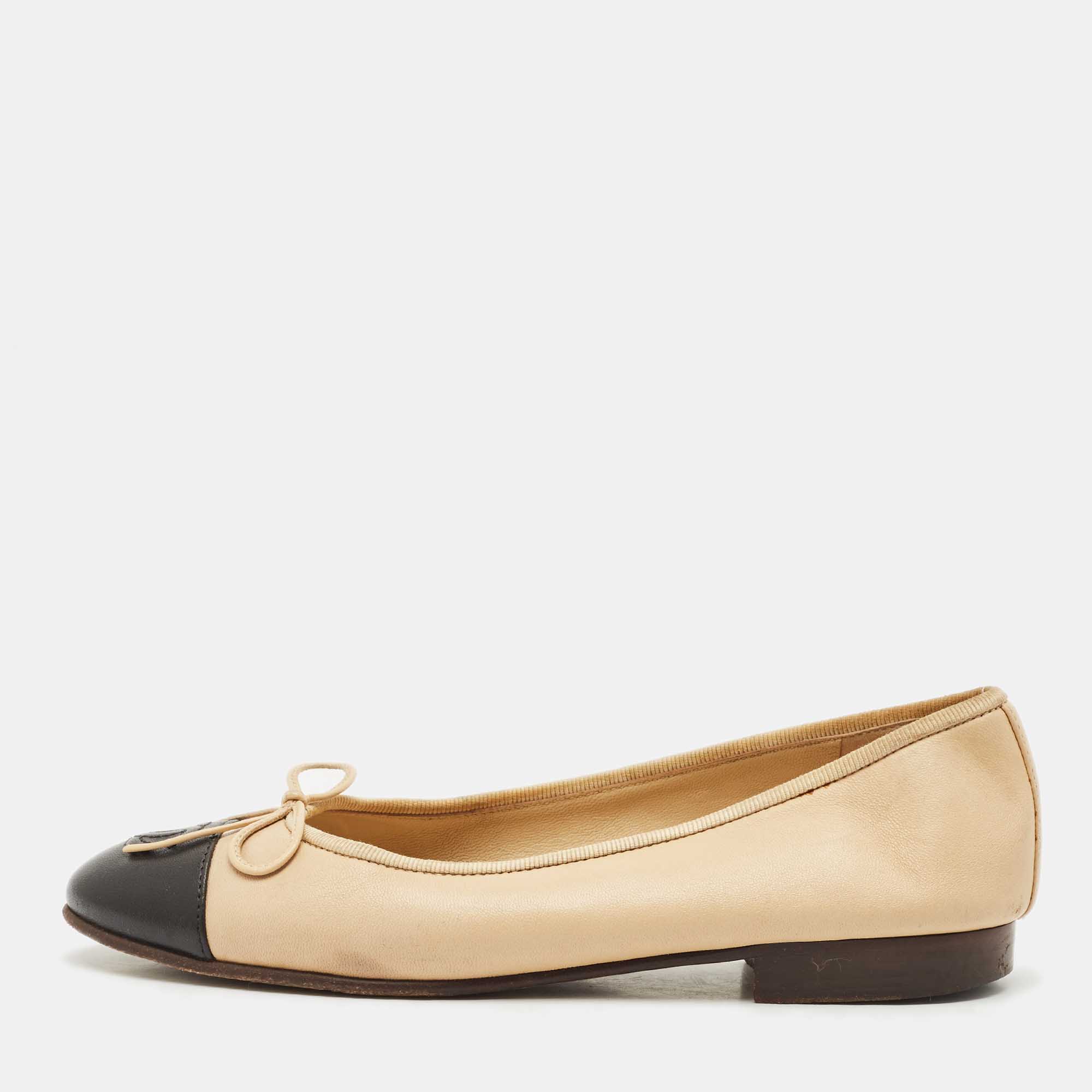 Pre Owned Chanel Beige/Black Leather CC Bow Cap Toe Ballet Flats Size 34.5