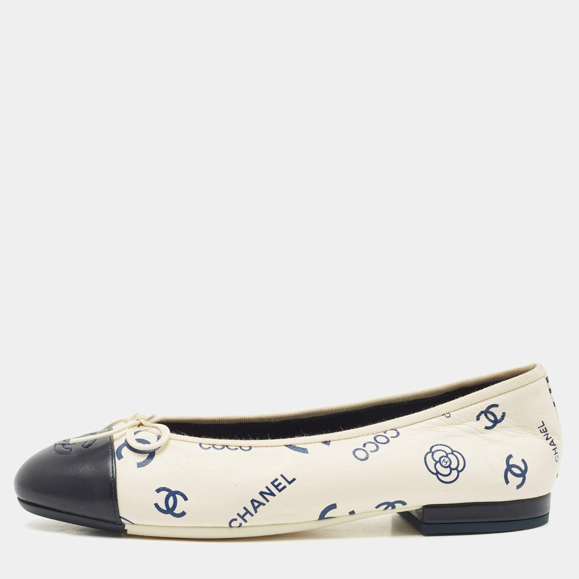 Pre Owned Chanel White/Navy Blue Leather CC Cap Toe Ballet Flats Size 38