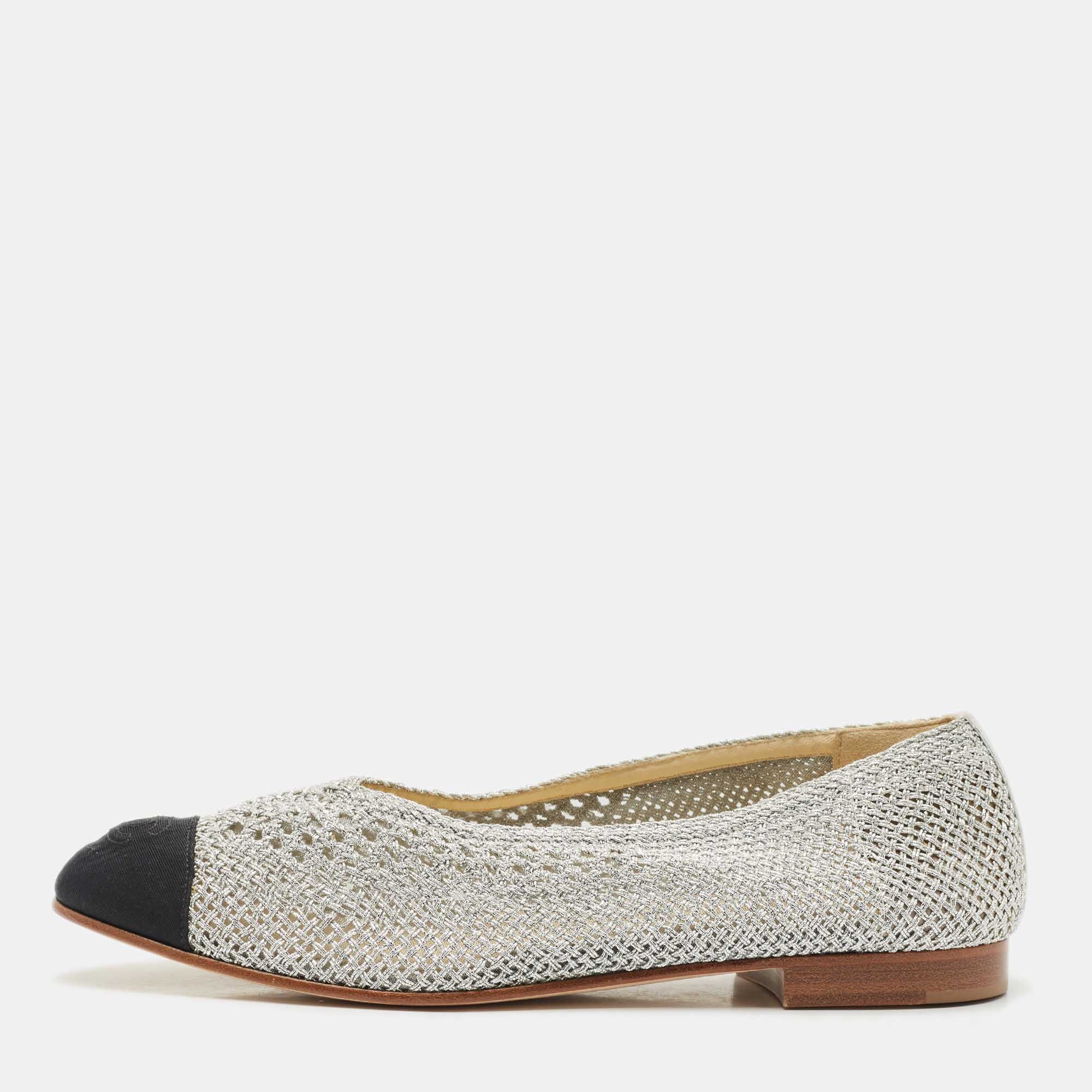 مملوكة مسبقًا حذاء شانيل CC باليرينا فلات مقدمة مستديرة بشبك فضي/أسود ودانتيل مقاس 39.5