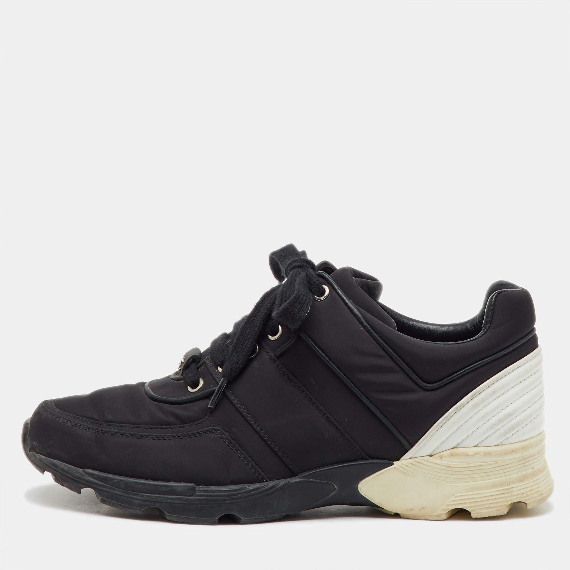 Pre Owned Chanel Black/White Nylon and Leather CC Low Top Sneakers Size 39.5