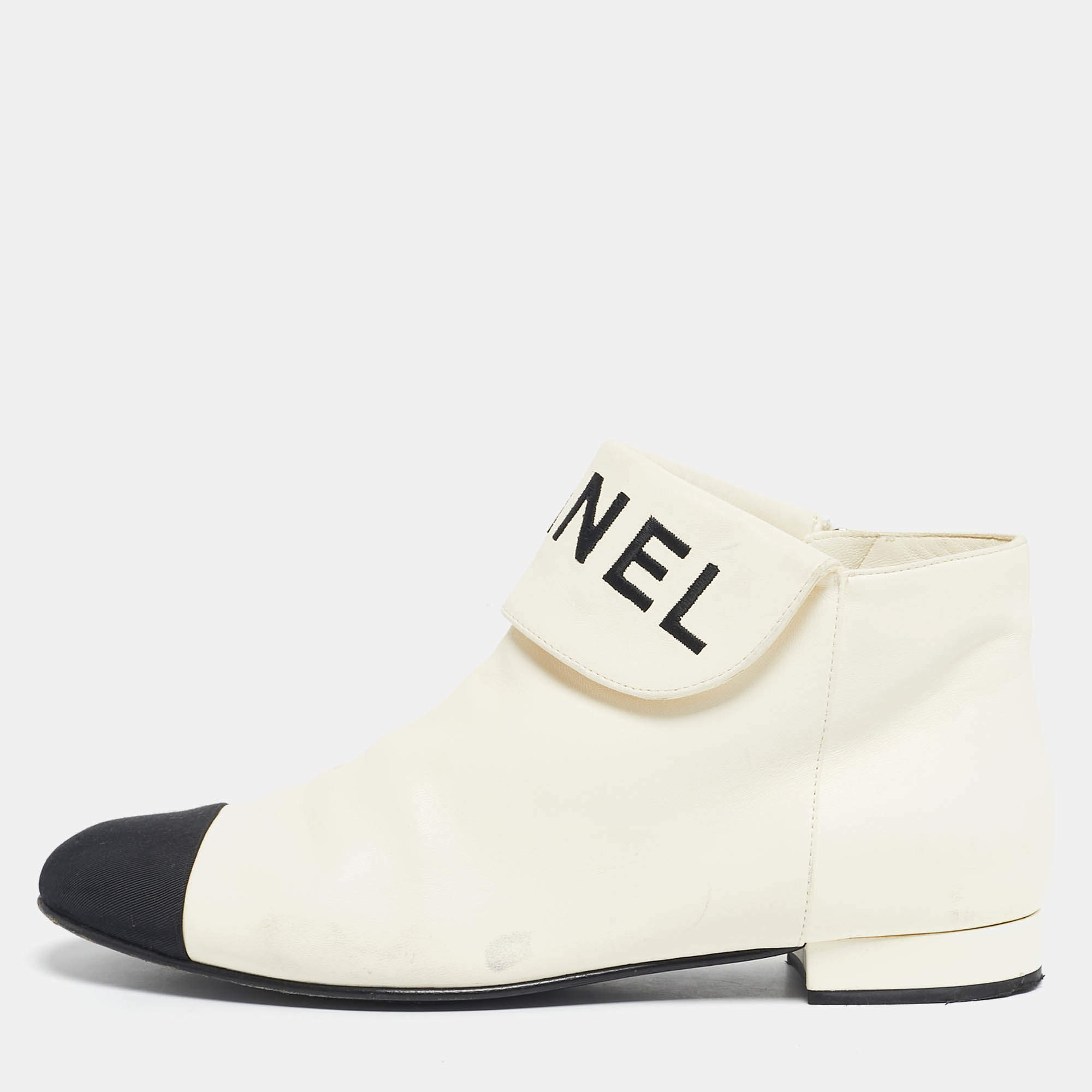 Pre Owned Chanel Ivory/Black Leather Logo Cap Toe Ankle Length Boots Size 38.5