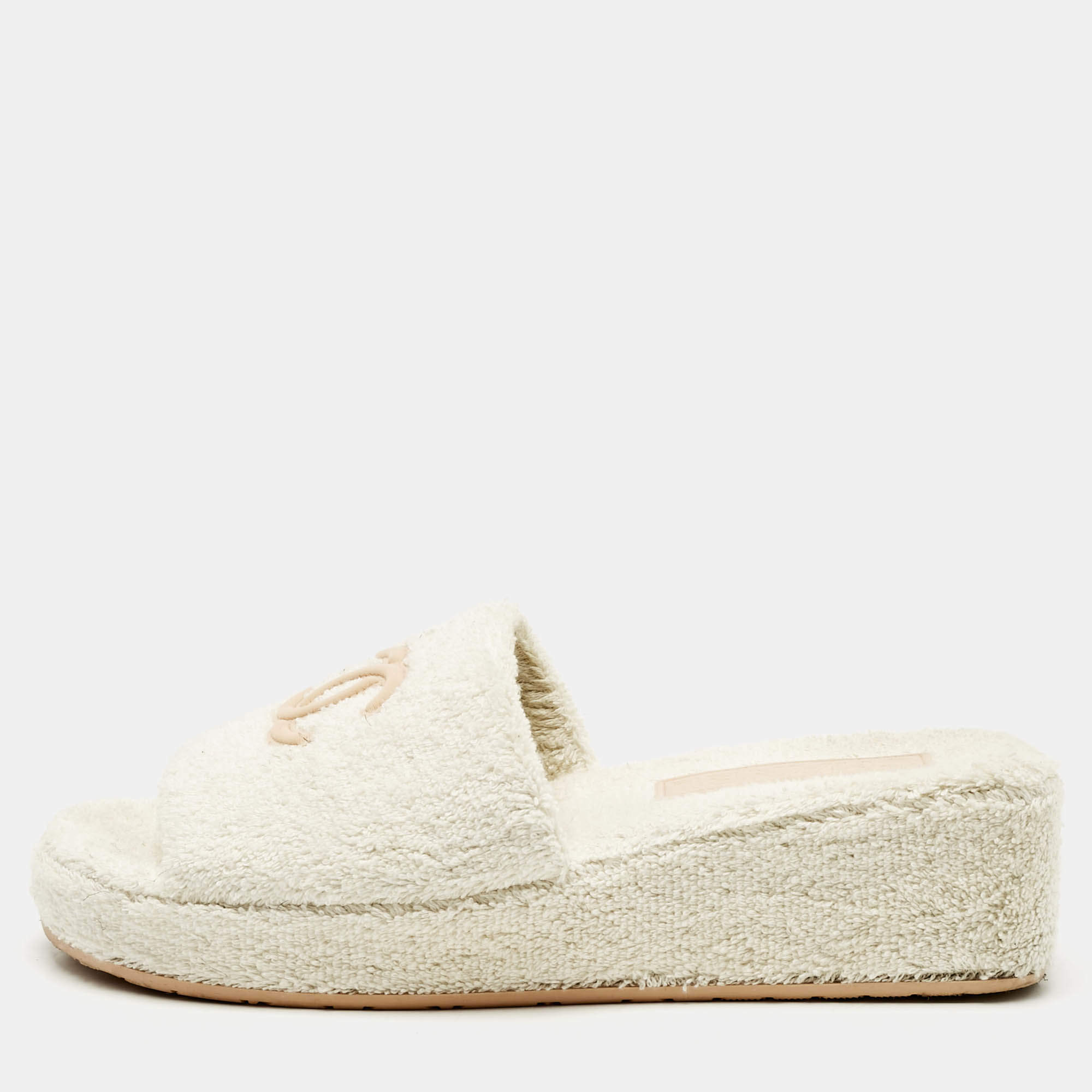 Pre Owned صندل شانيل بلاتفورم سلايد قماش تيري أبيض مصفر CC مقاس 39