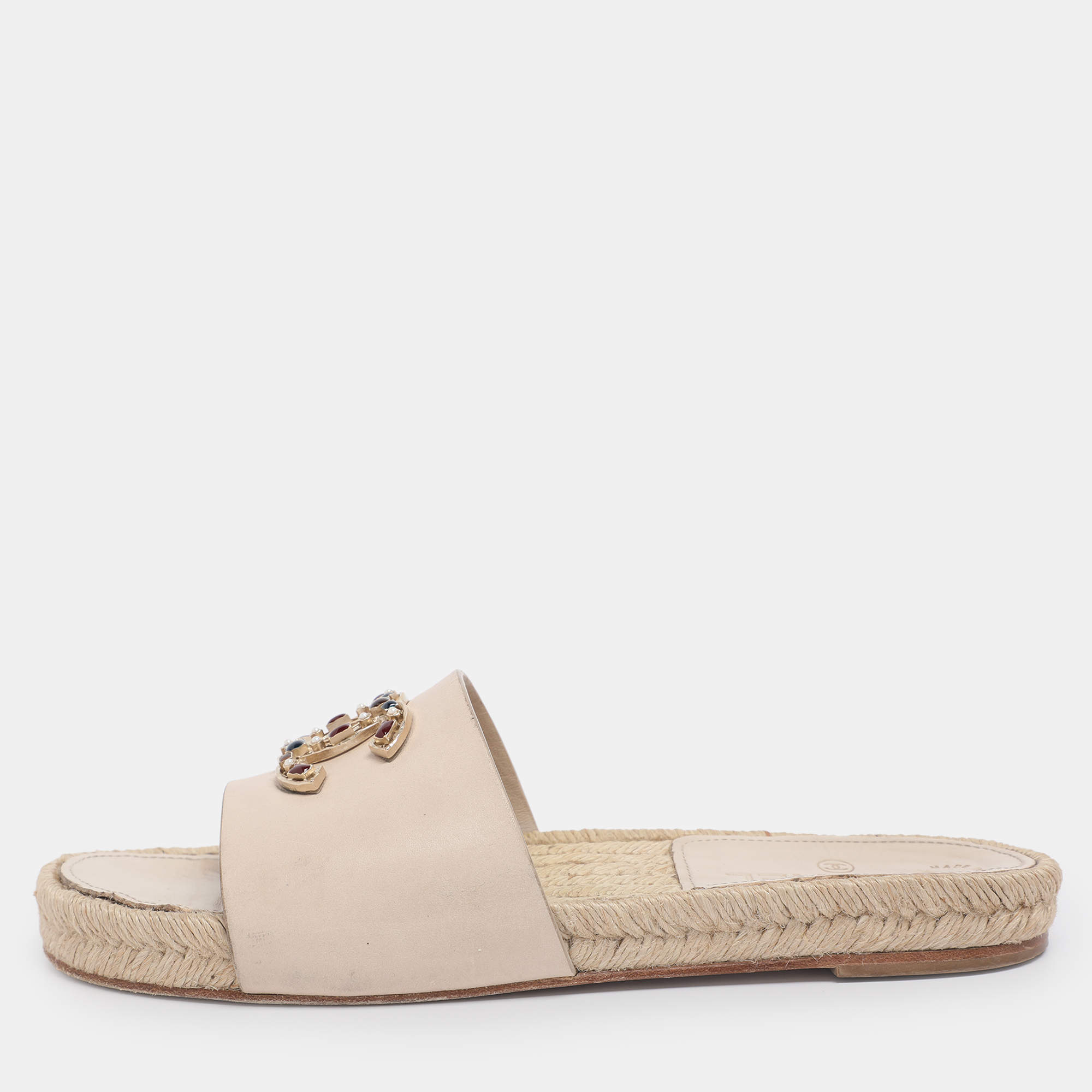 مملوكة مسبقًا صندل سلايد شانيال سي سي جلد بيج فاتح مقاس 39