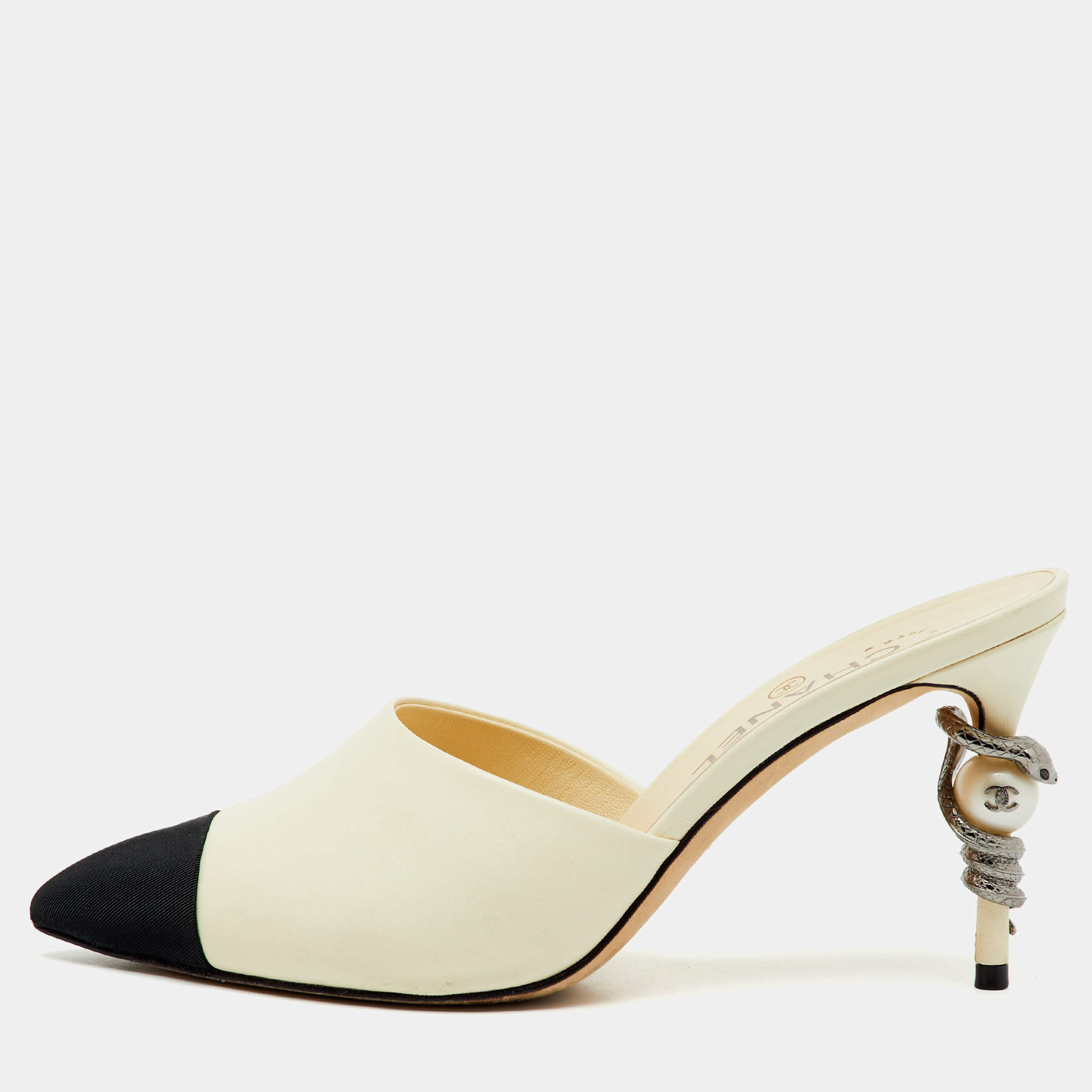 مملوكة مسبقًا Chanel Cream/Black Leather and Canvas CC Faux Pearl Embellished Heel Mules Size 38
