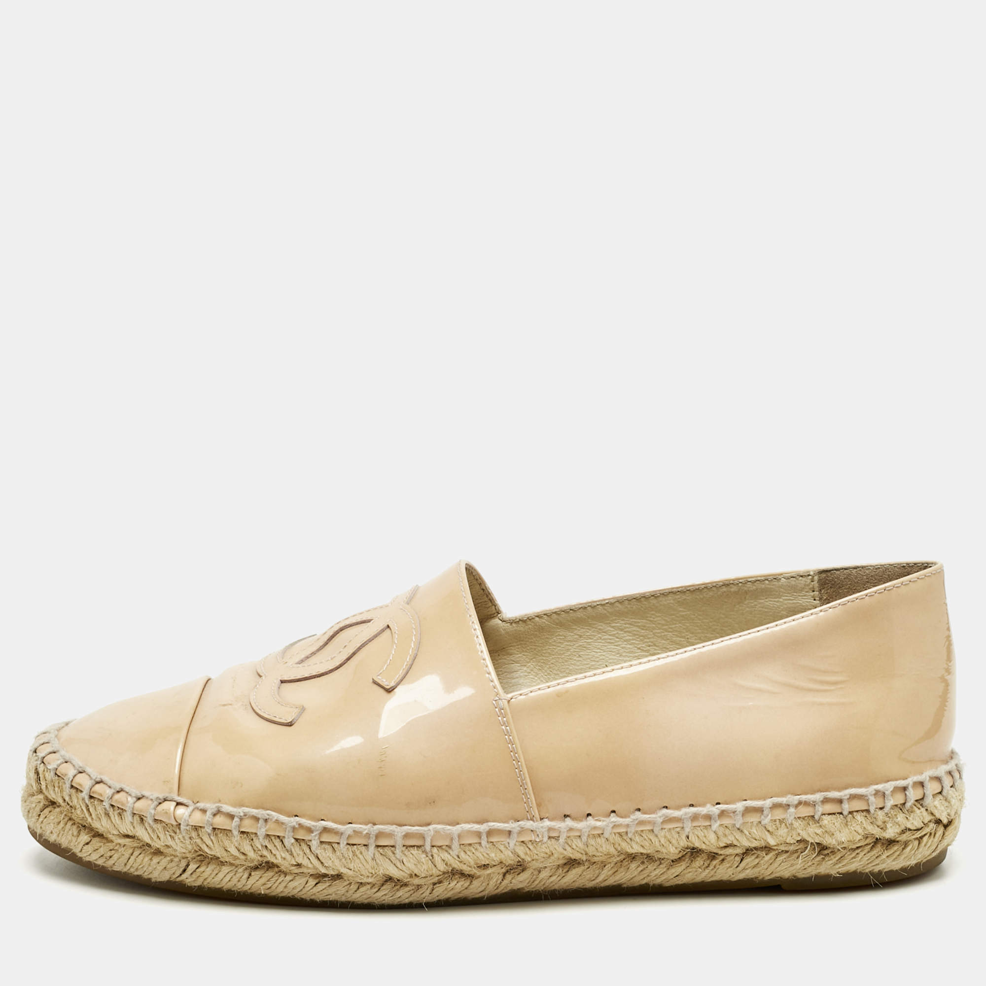 مملوكة مسبقًا Chanel Beige Patent Leather CC Cap Toe Espadrille Flats Size 38