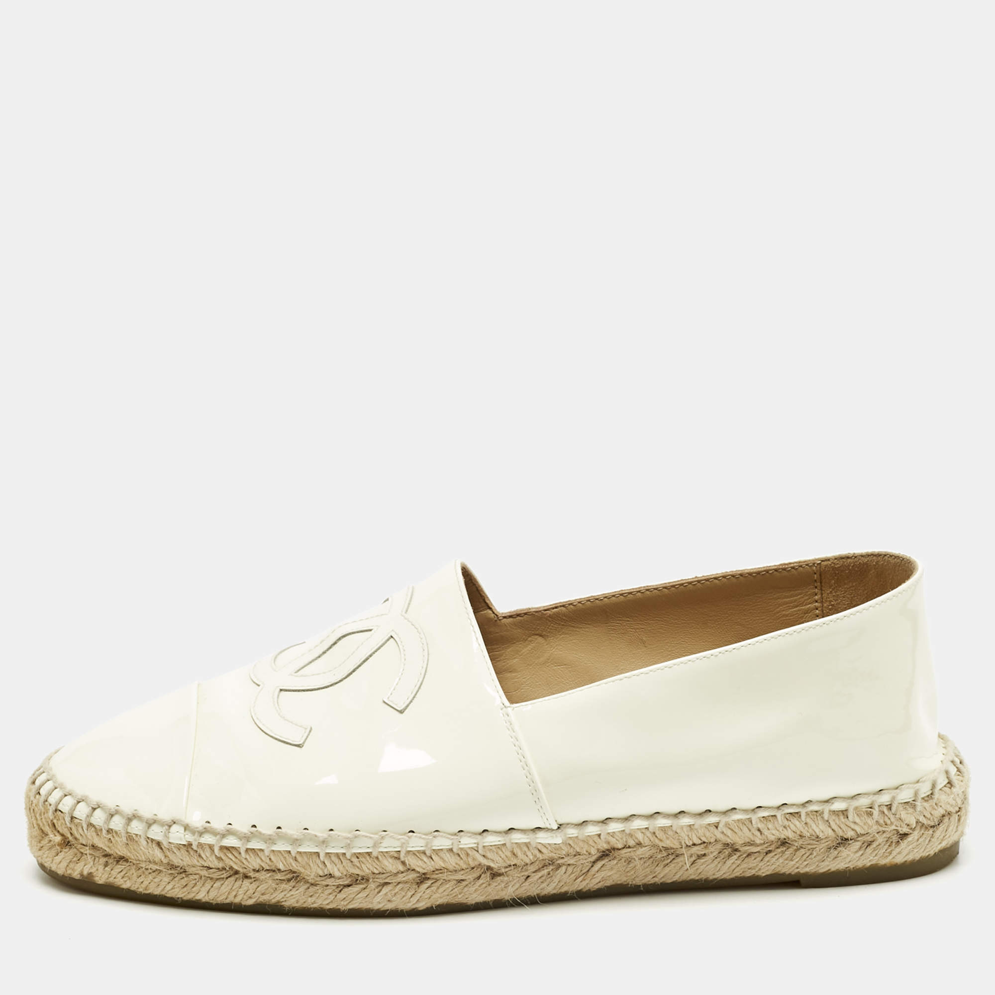 مملوكة مسبقًا حذاء إسبادريل فلات شانيل جلد لامع أبيض CC مقاس 38