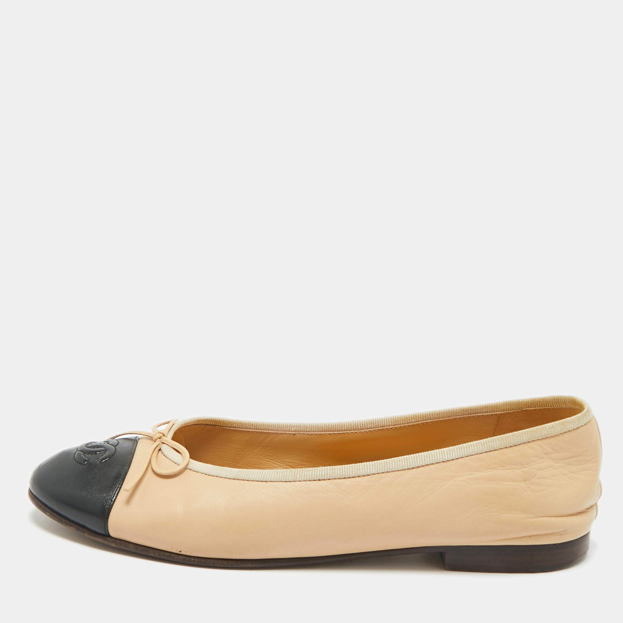 Pre Owned Chanel Beige/Black Leather CC Cap Toe Bow Ballet Flats Size 39.5