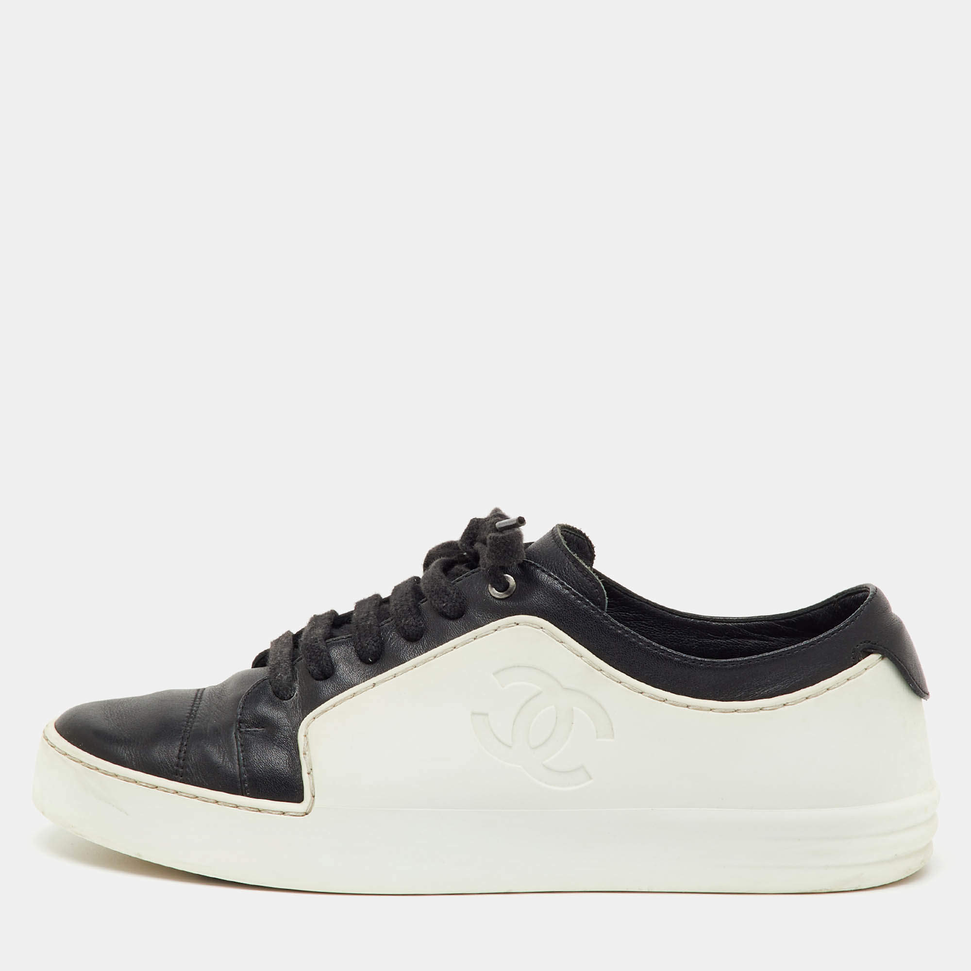Pre Owned Chanel Black/White Leather and Rubber CC Cap Toe Lace Up Sneakers Size 39
