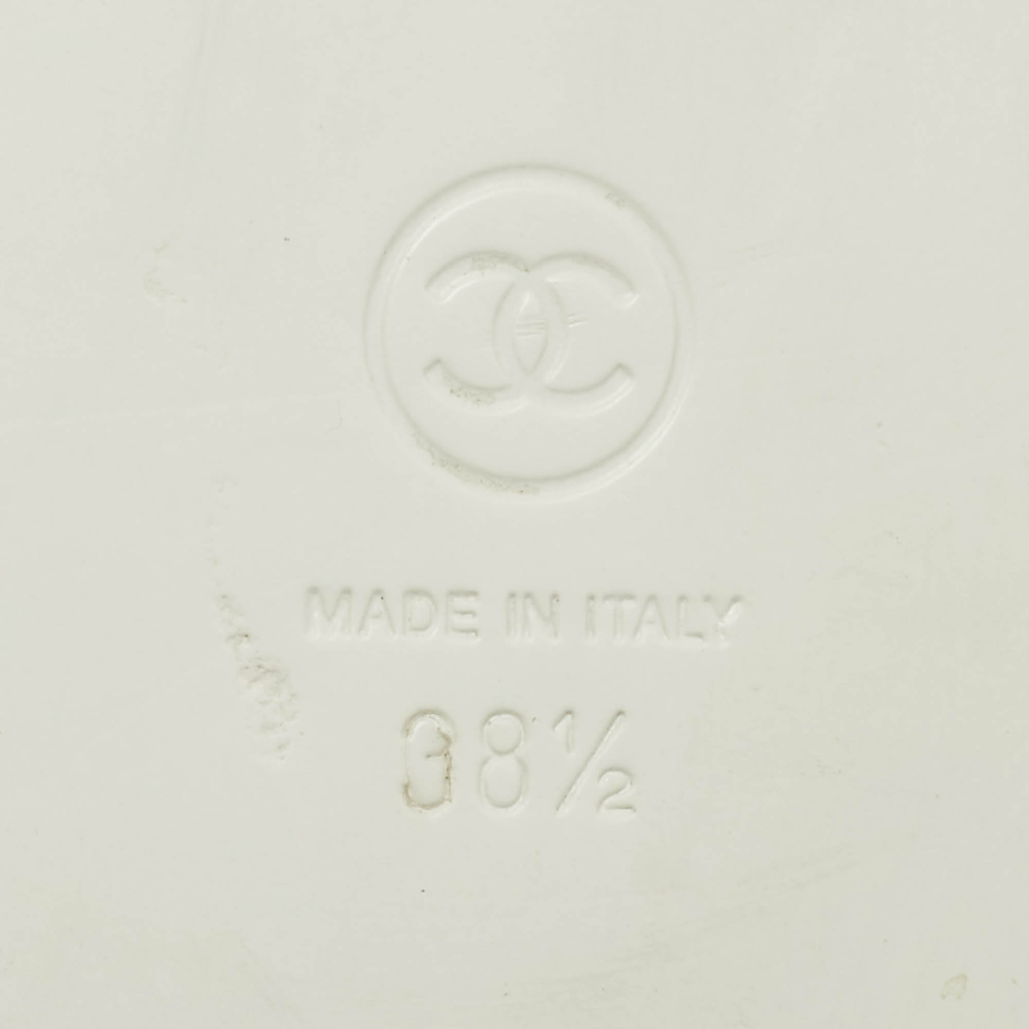 Pre Owned Chanel White Straw Dad Flat Sandals Size 38.5