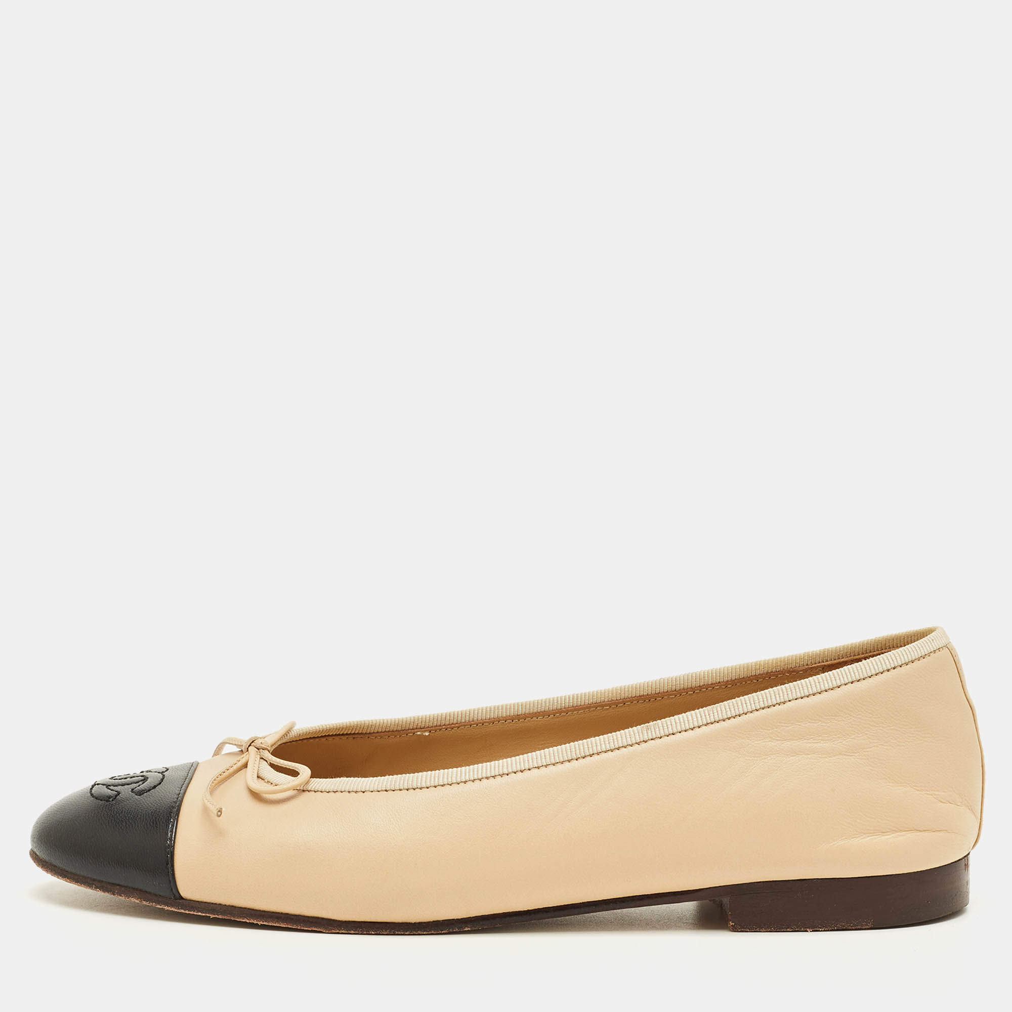 Pre Owned Chanel Beige/Black Leather CC Cap Toe Ballet Flats Size 37.5