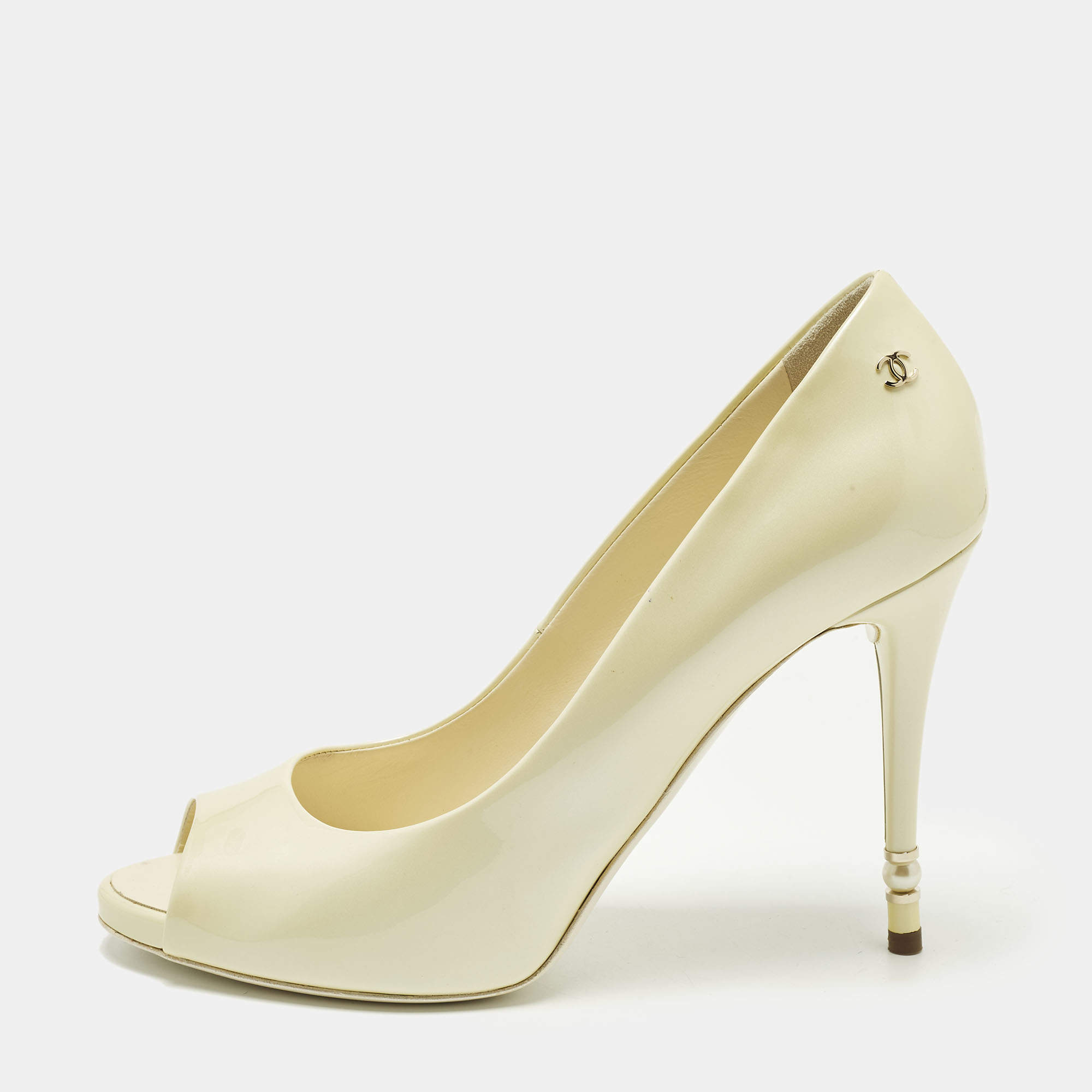 مملوكة مسبقًا Chanel Size 40 Cream Patent Leather CC Pearl Embellished Heel Peep Toe Pumps