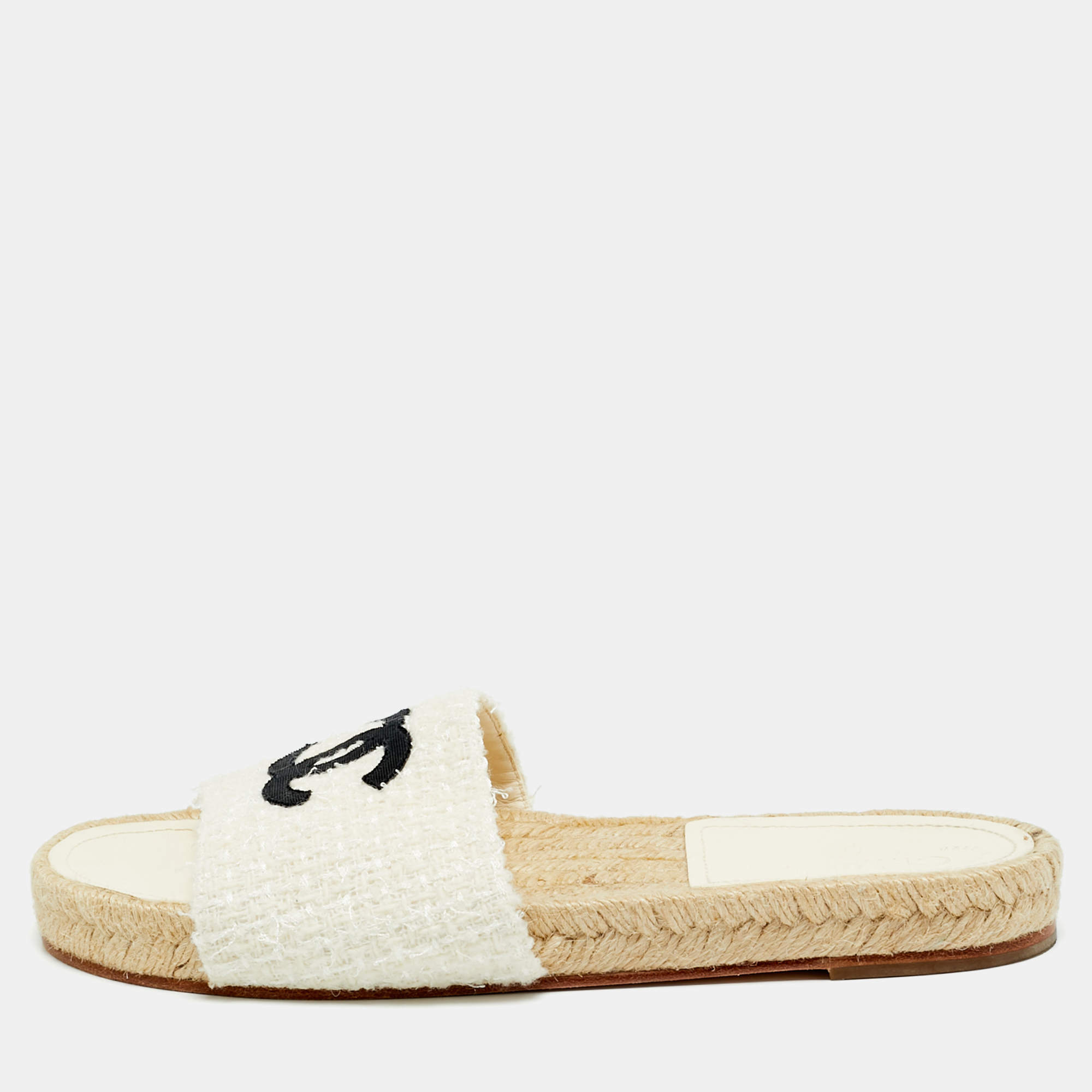 مملوكة مسبقًا Chanel CC Size 38 White Tweed Slide Sandals